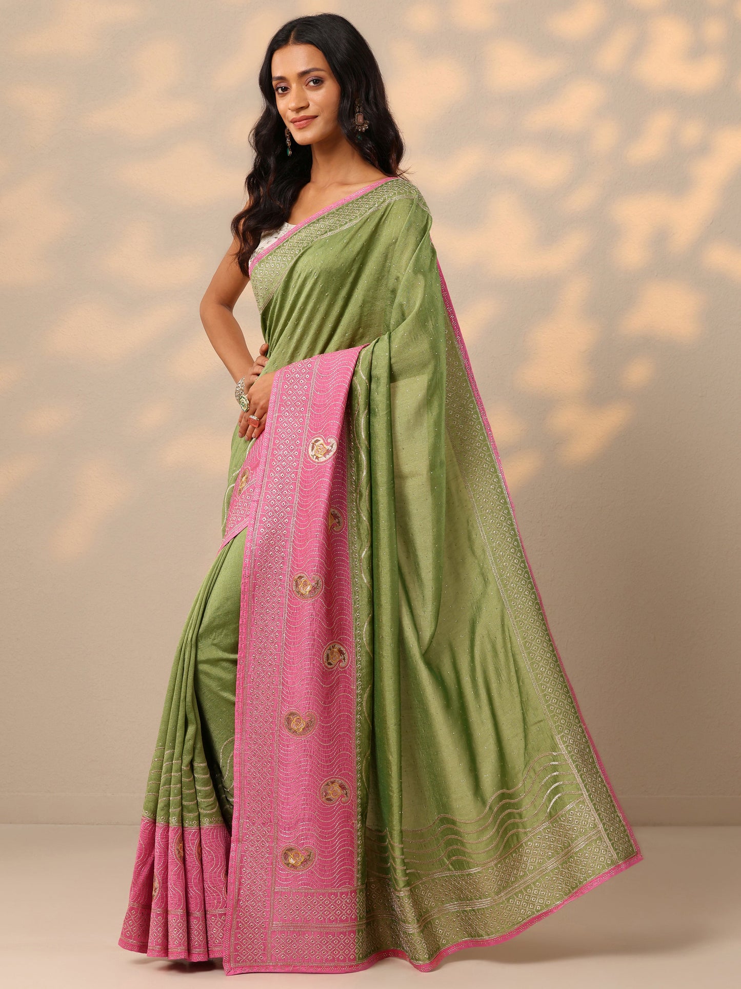 Green Embellished Silk blend Saree With Unstitched Blouse Piece