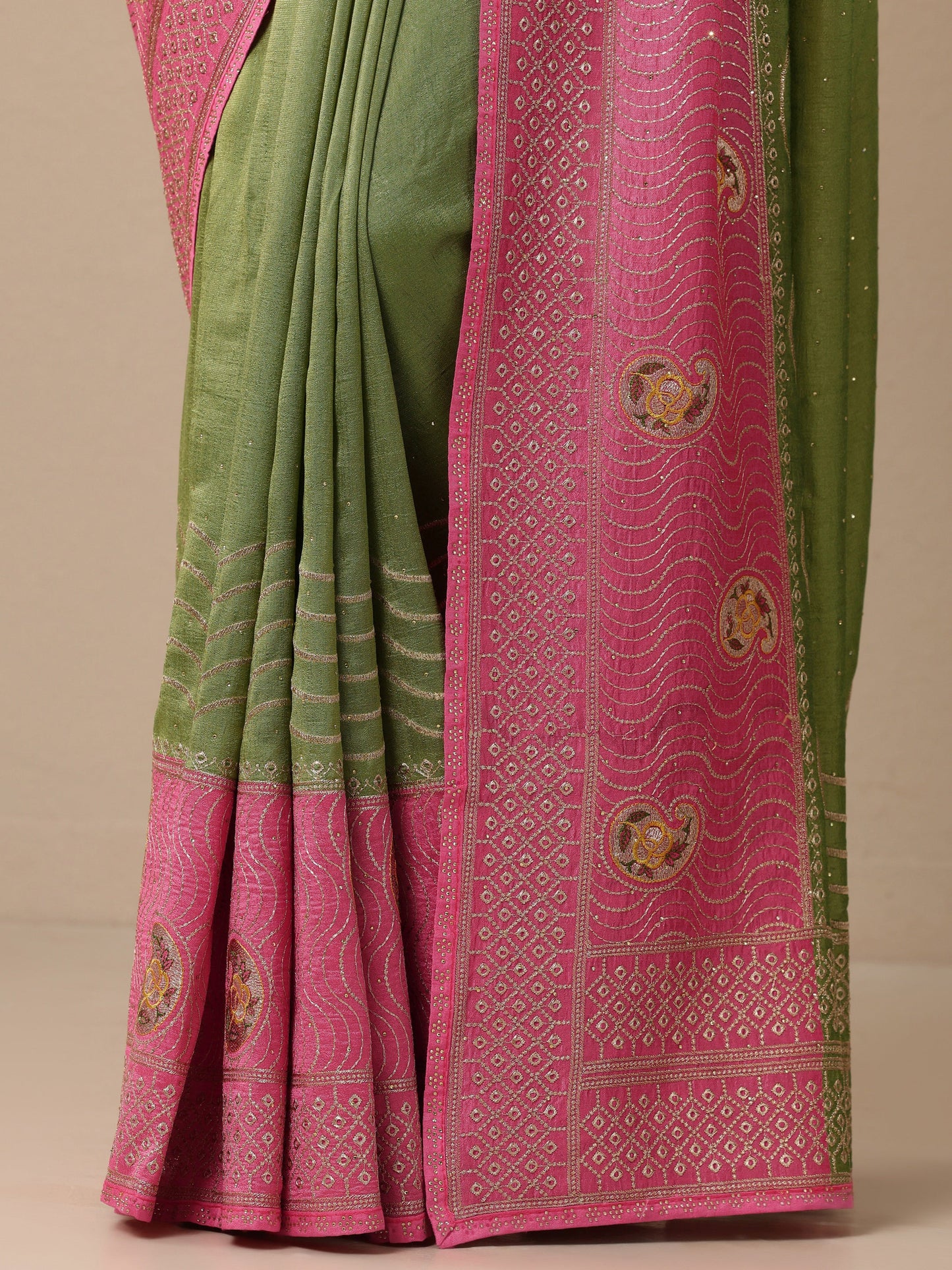 Green Embellished Silk blend Saree With Unstitched Blouse Piece