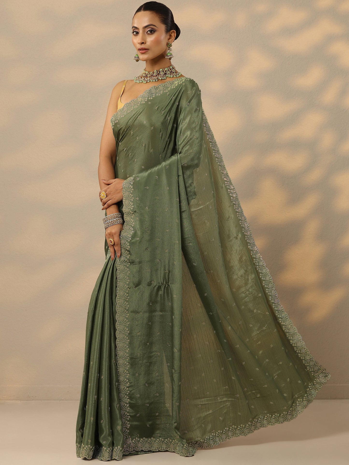 Green Embellished Silk Blend Saree With Unstitched Blouse Piece