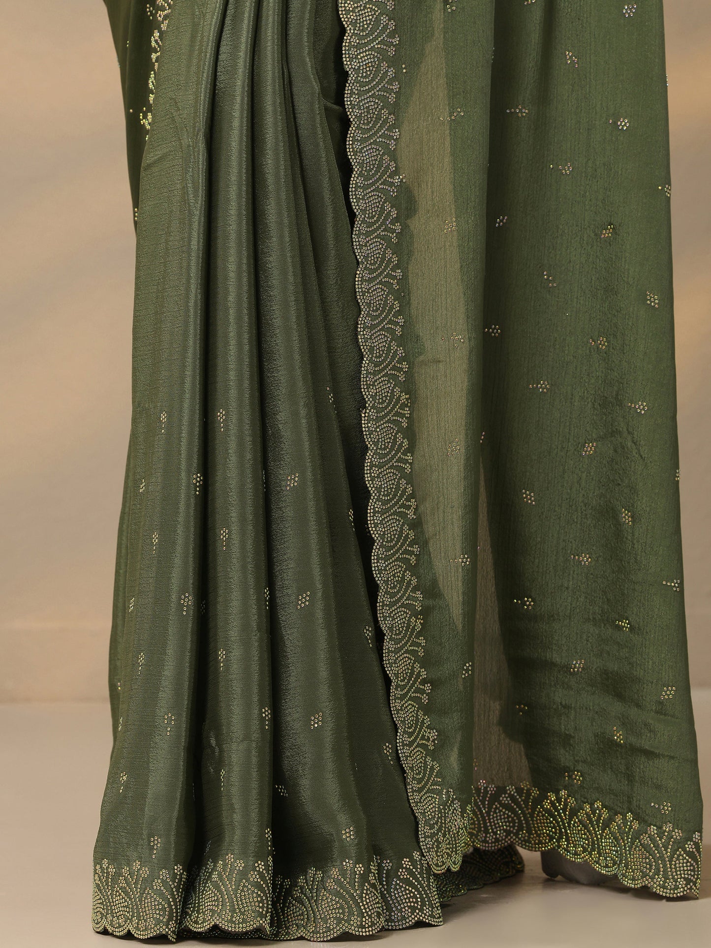 Green Embellished Silk Blend Saree With Unstitched Blouse Piece