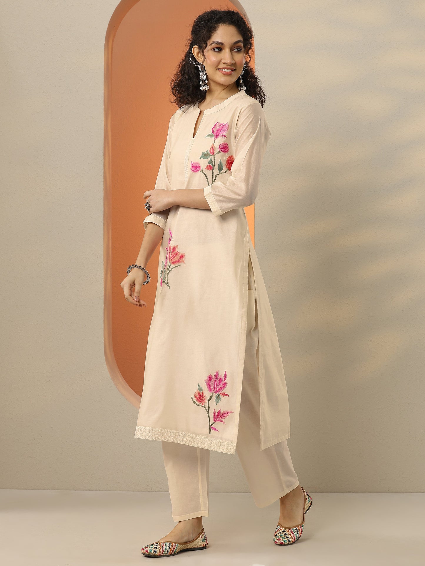 Cream Embroidered Silk Blend  Straight Suit Set With Dupatta