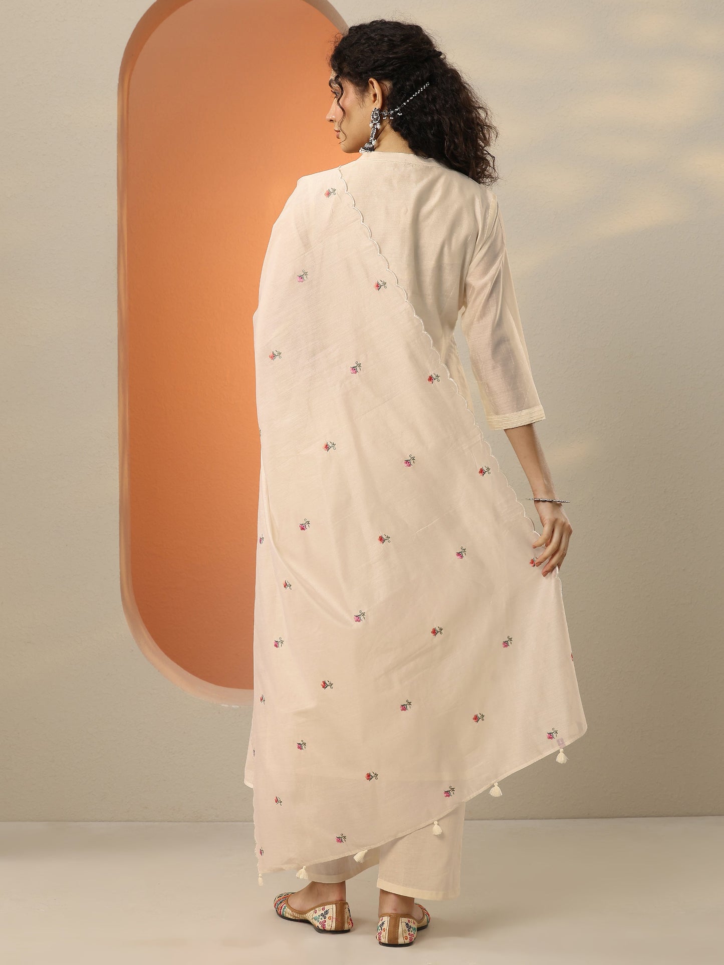 Cream Embroidered Silk Blend  Straight Suit Set With Dupatta