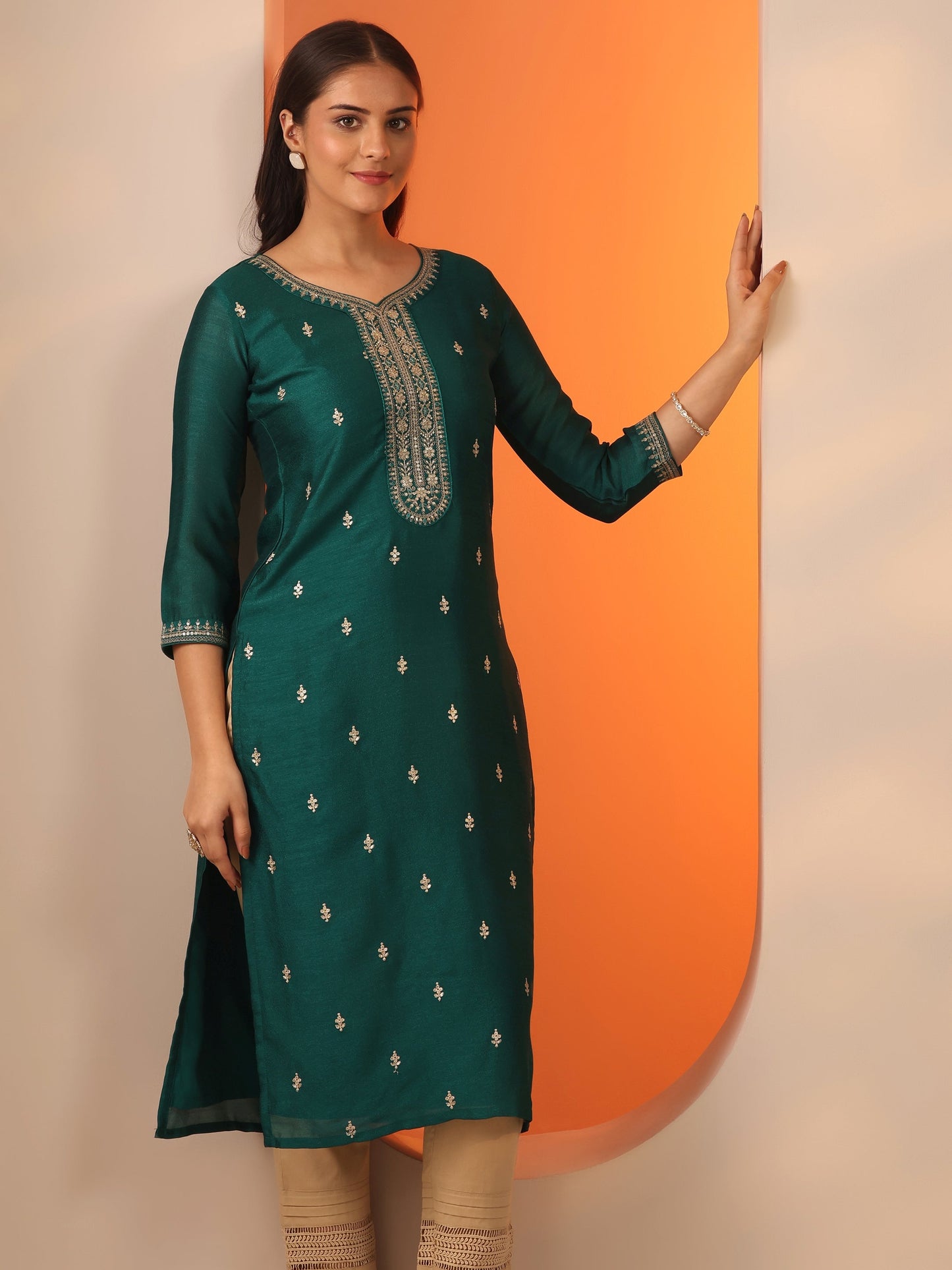 Green Embroidered Silk Blend Straight Kurta
