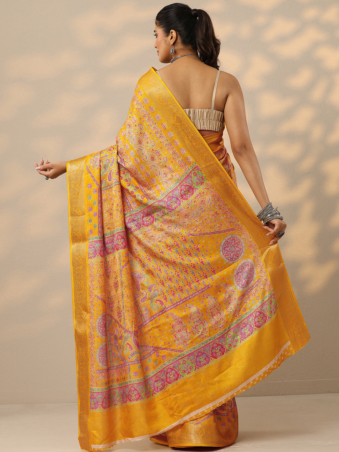Mustard Printed Silk Blend Saree With Unstitched Blouse Piece