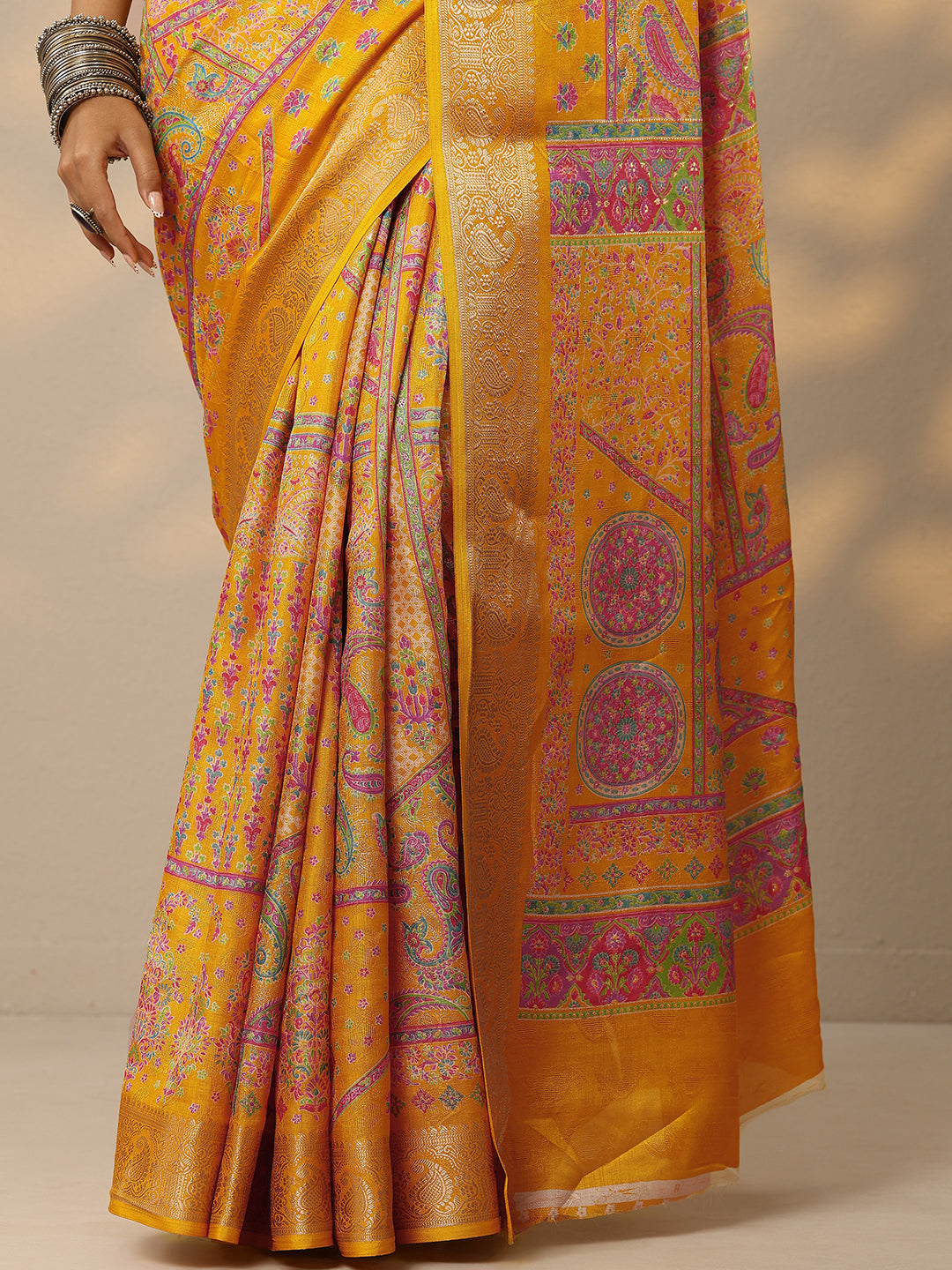 Mustard Printed Silk Blend Saree With Unstitched Blouse Piece