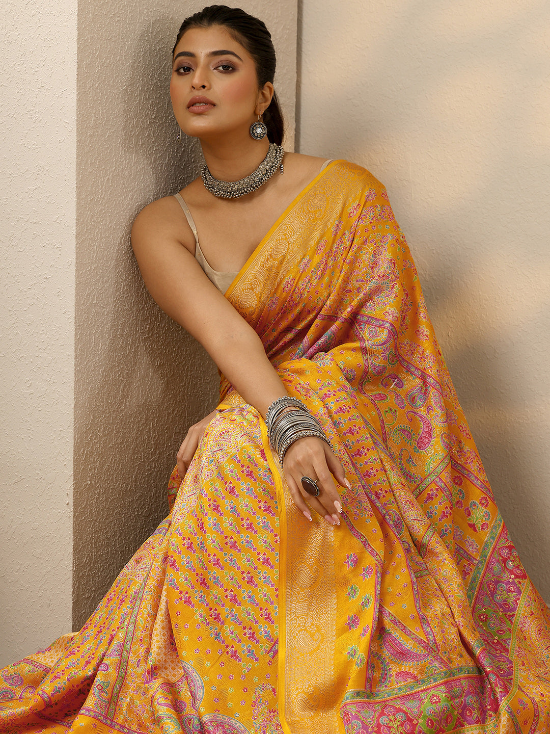 Mustard Printed Silk Blend Saree With Unstitched Blouse Piece
