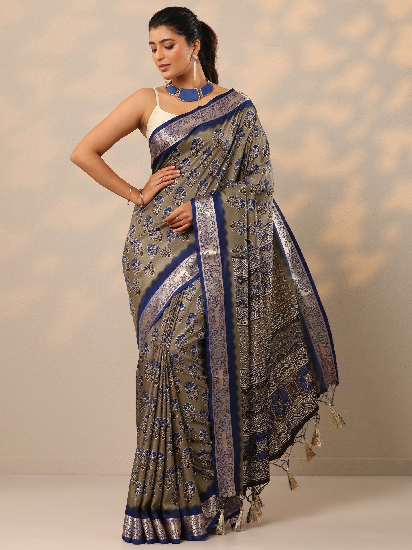 Grey Printed Silk Blend Sarees With Unstitched Blouse Piece