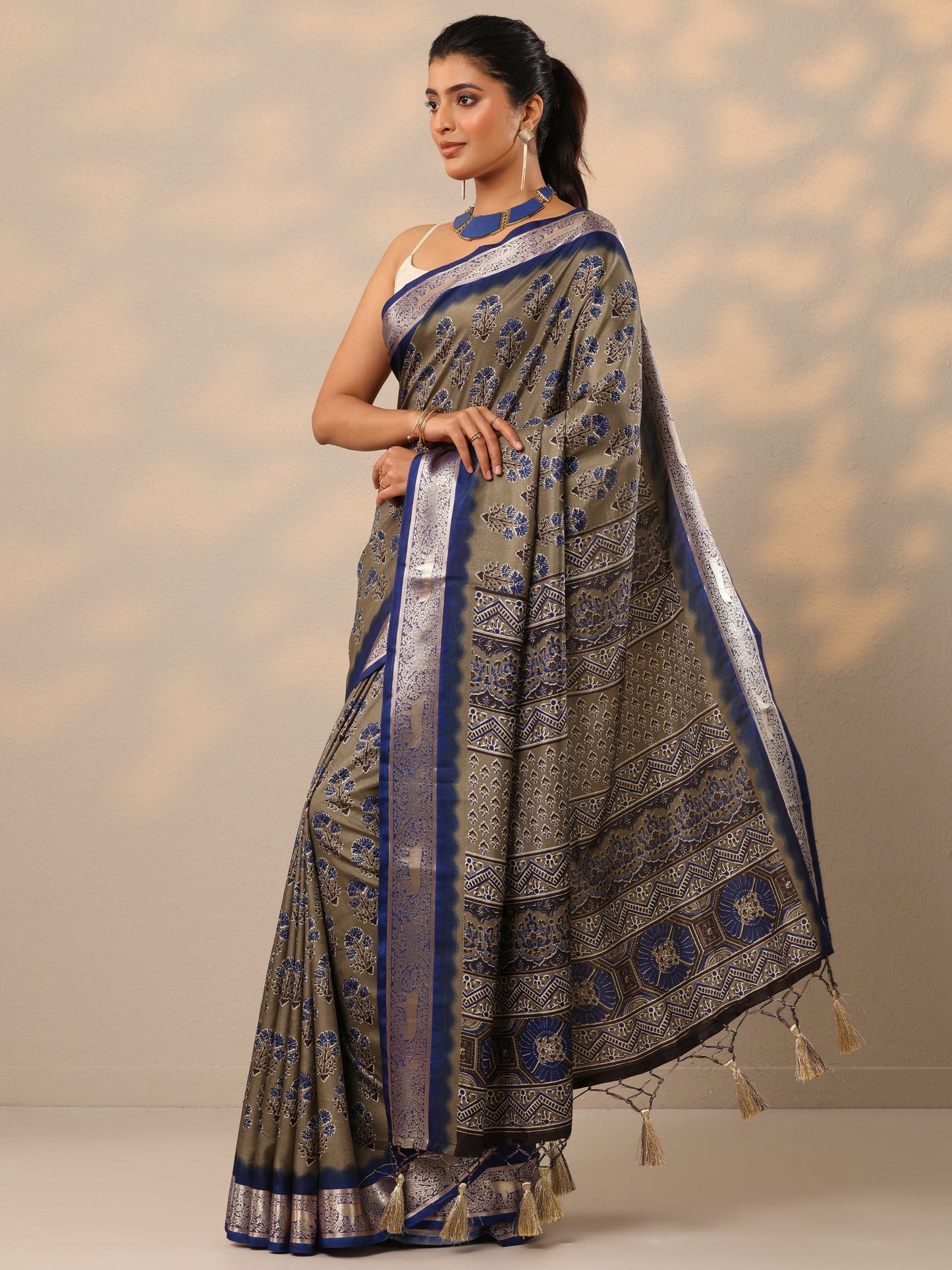 Grey Printed Silk Blend Sarees With Unstitched Blouse Piece