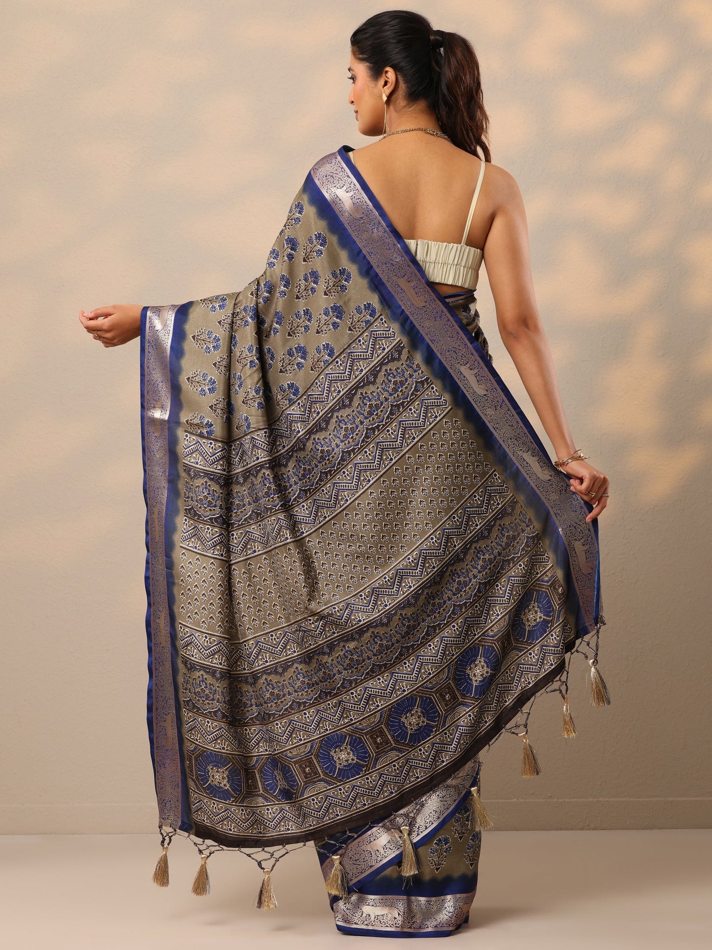 Grey Printed Silk Blend Sarees With Unstitched Blouse Piece