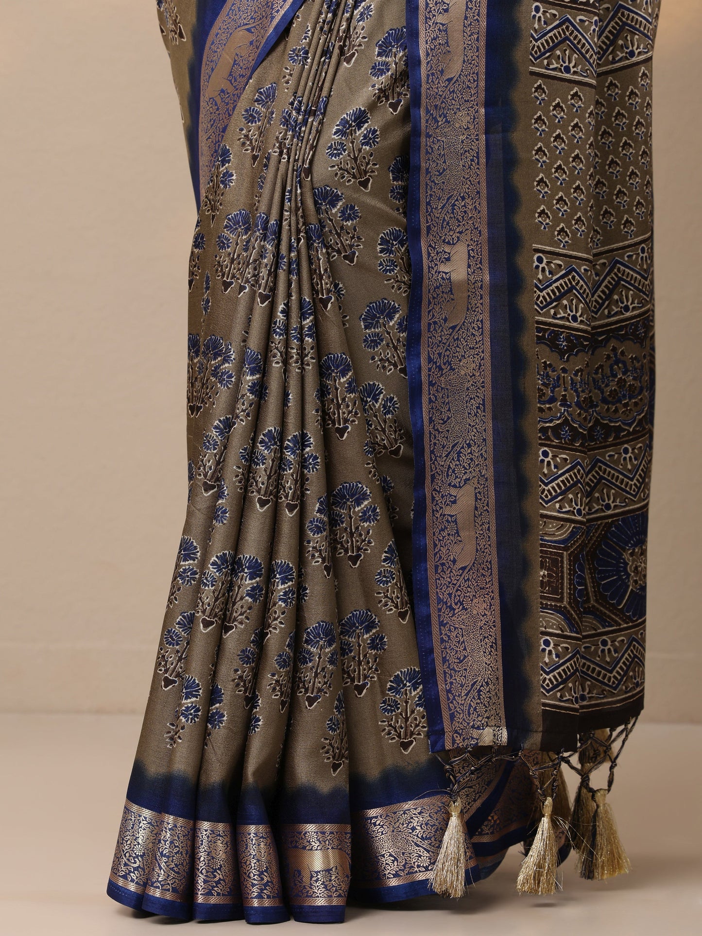 Grey Printed Silk Blend Sarees With Unstitched Blouse Piece