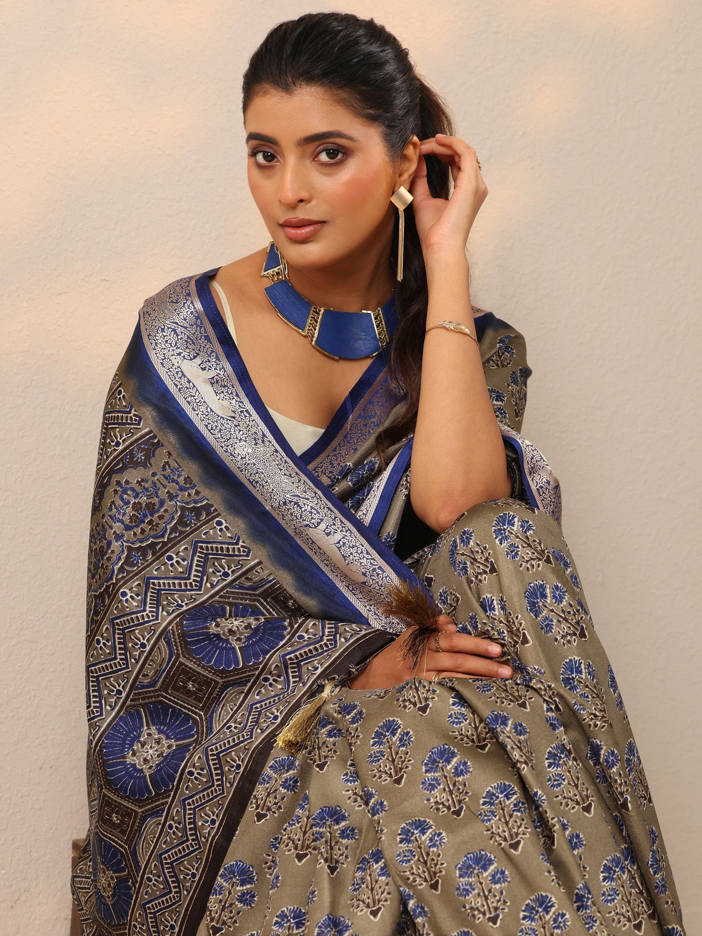 Grey Printed Silk Blend Sarees With Unstitched Blouse Piece