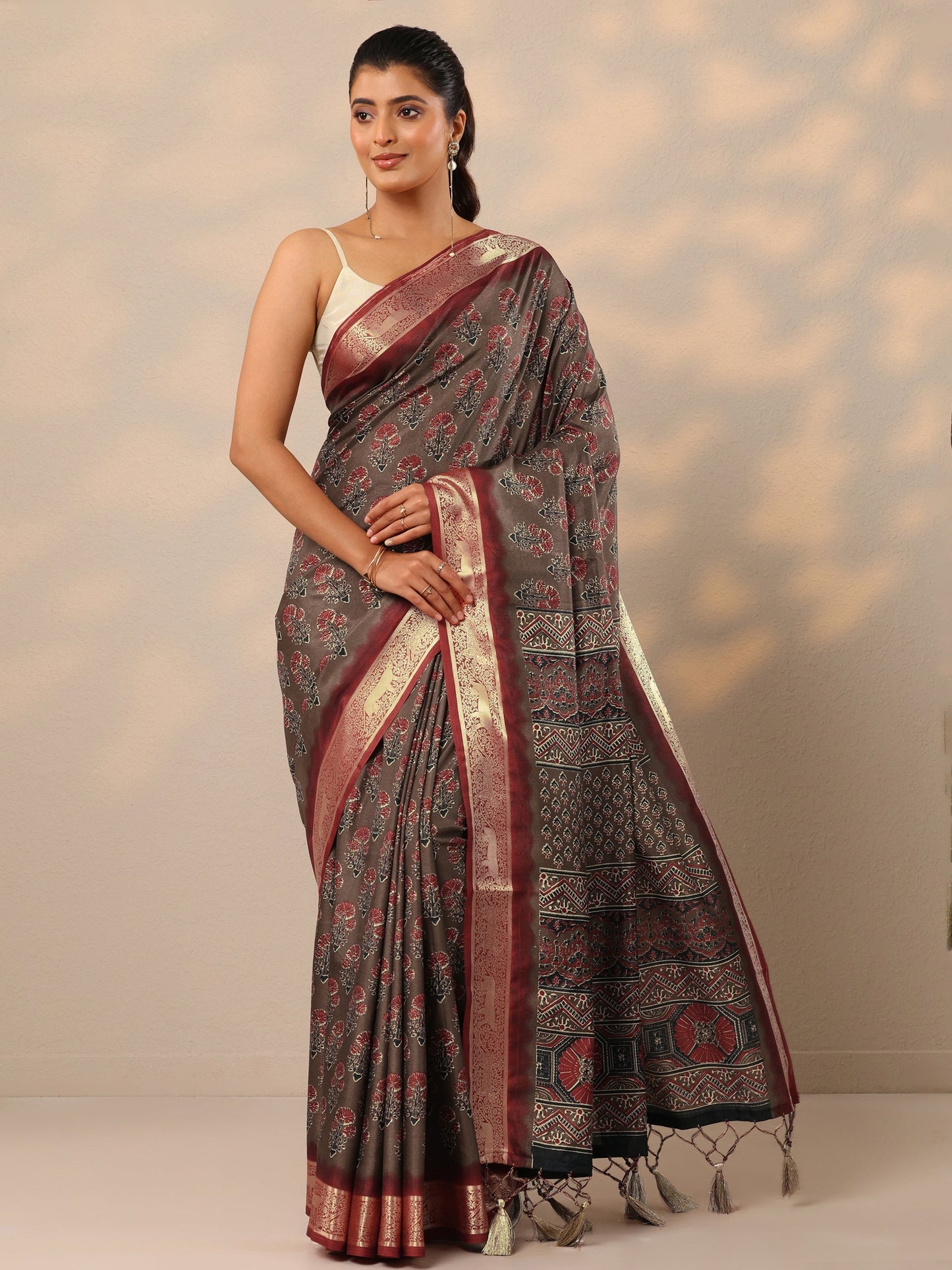 Grey Printed Silk Blend Sarees With Unstitched Blouse Piece
