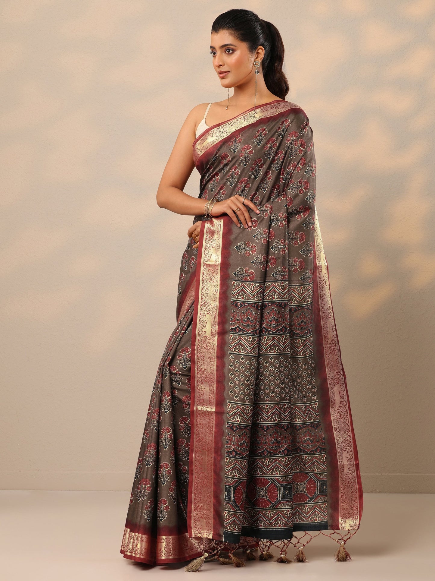 Grey Printed Silk Blend Sarees With Unstitched Blouse Piece