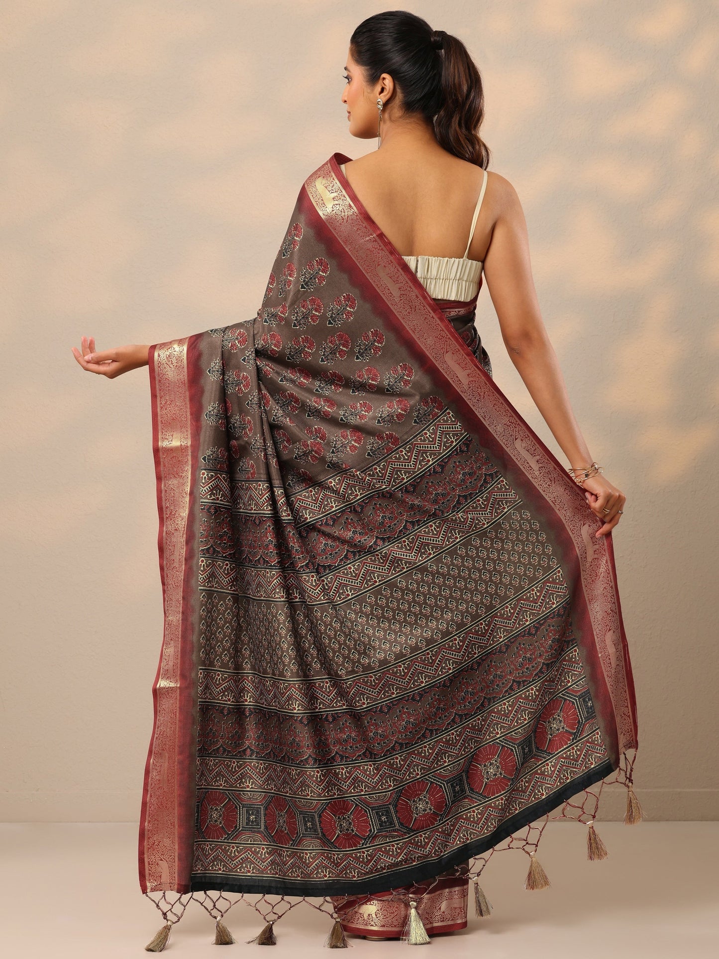 Grey Printed Silk Blend Sarees With Unstitched Blouse Piece