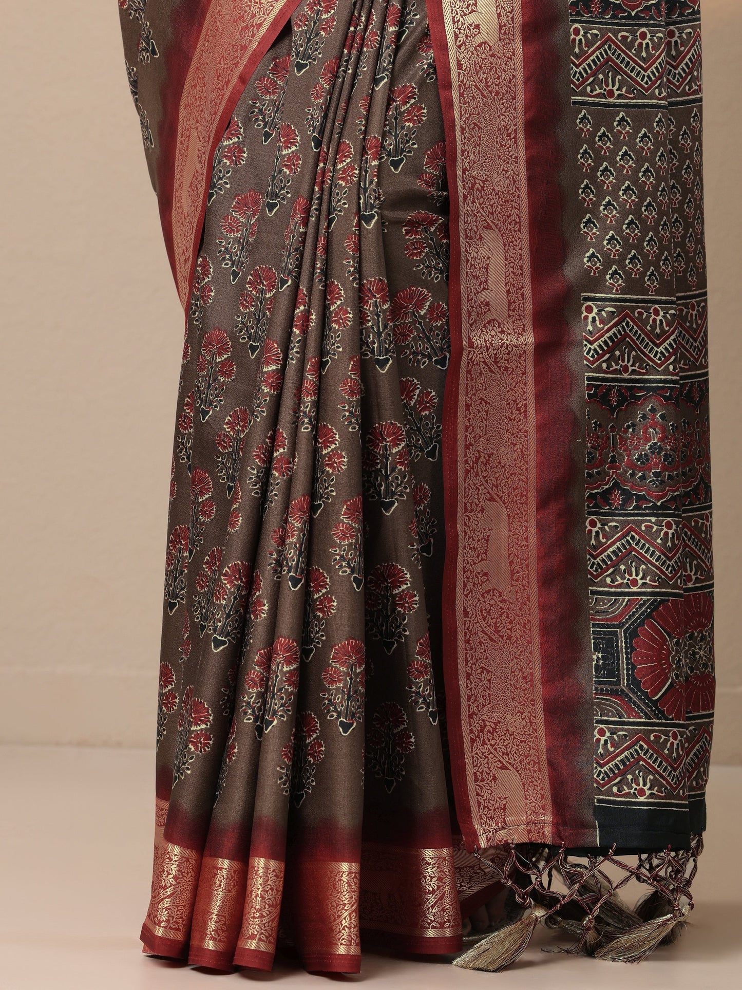 Grey Printed Silk Blend Sarees With Unstitched Blouse Piece