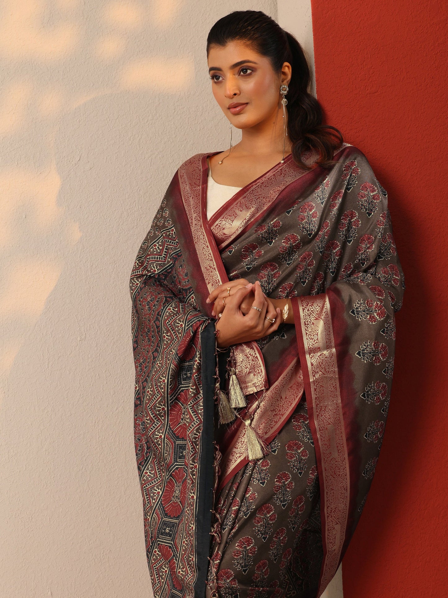 Grey Printed Silk Blend Sarees With Unstitched Blouse Piece