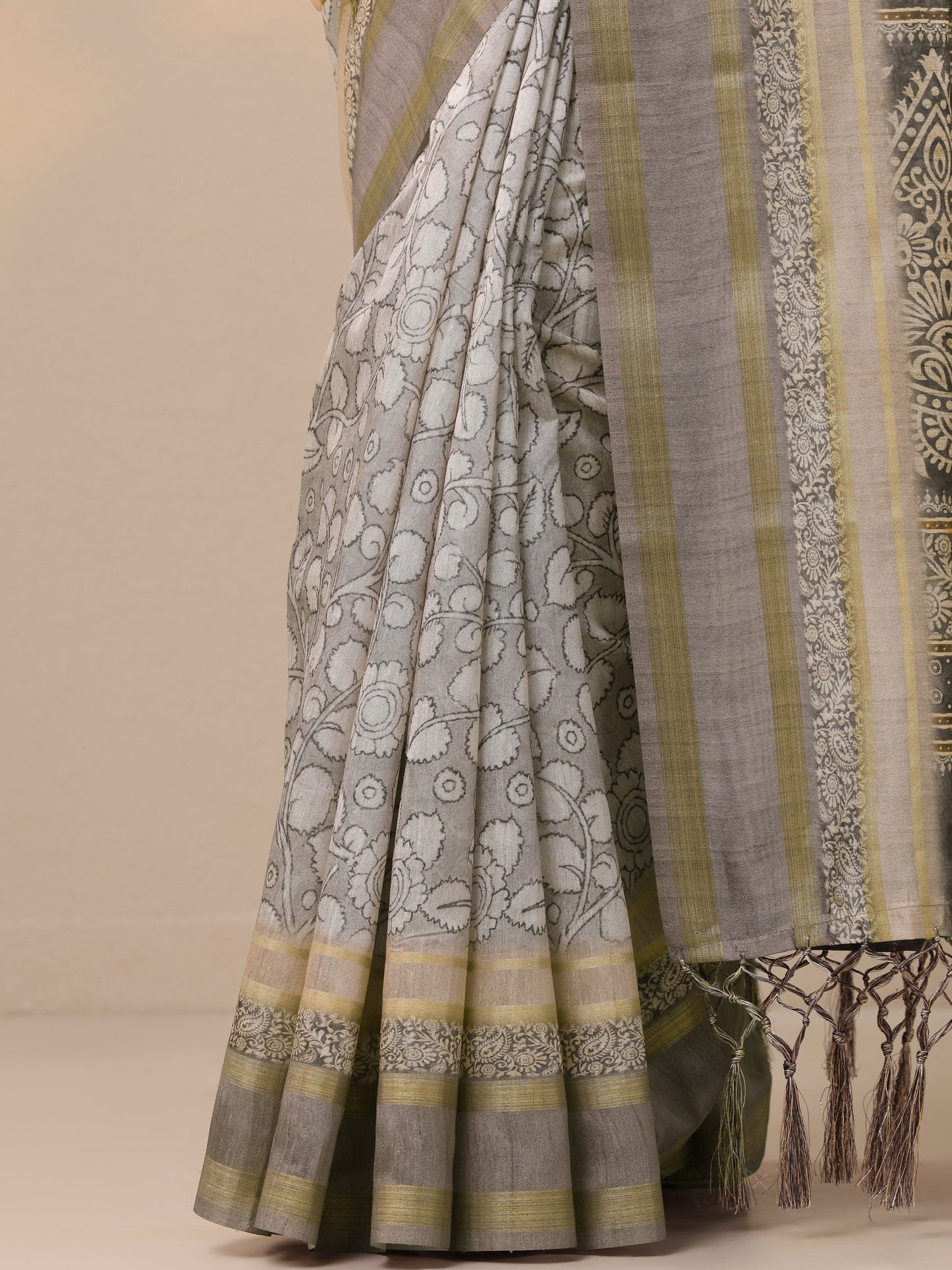 Grey Printed Silk Blend Sarees With Unstitched Blouse Piece
