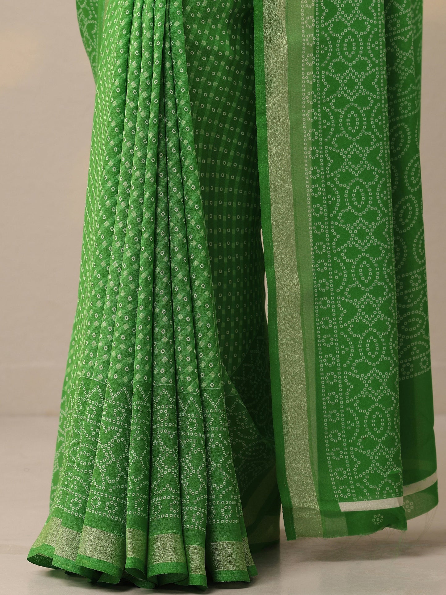 Green Bandhani Printed Georgette Sarees With Unstitched Blouse Piece