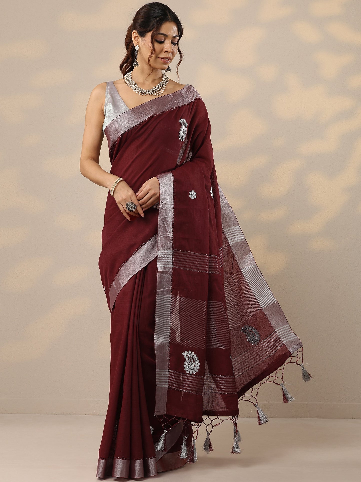 Red Embroidered Cotton Blend Sarees With Unstitched Blouse Piece