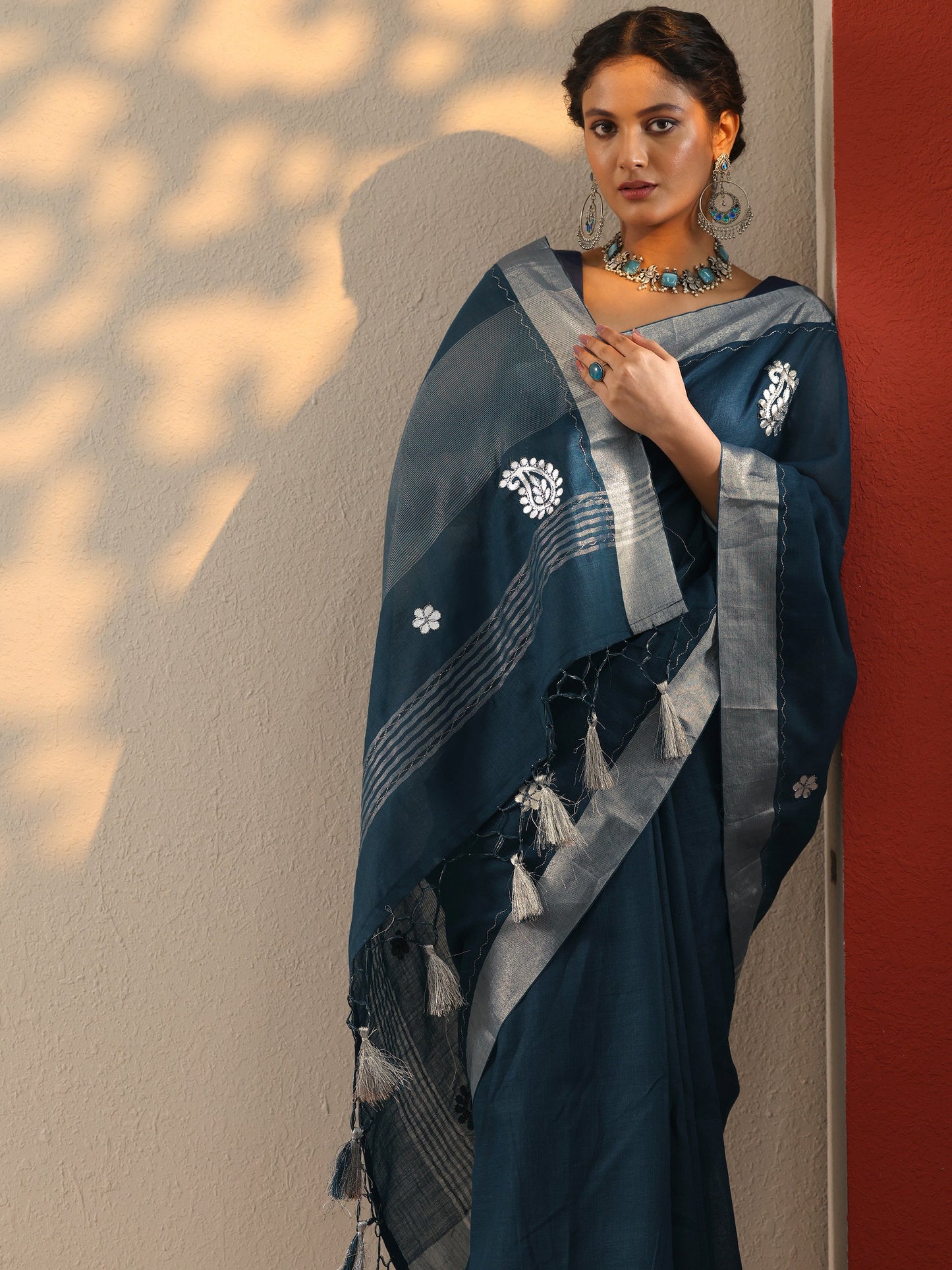 Blue Embroidered Cotton Blend Saree With Unstitched Blouse Piece
