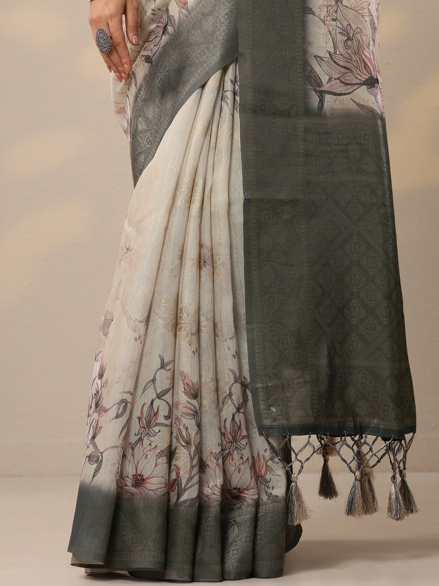 Grey Printed Cotton Blend Sarees With Unstitched Blouse Piece