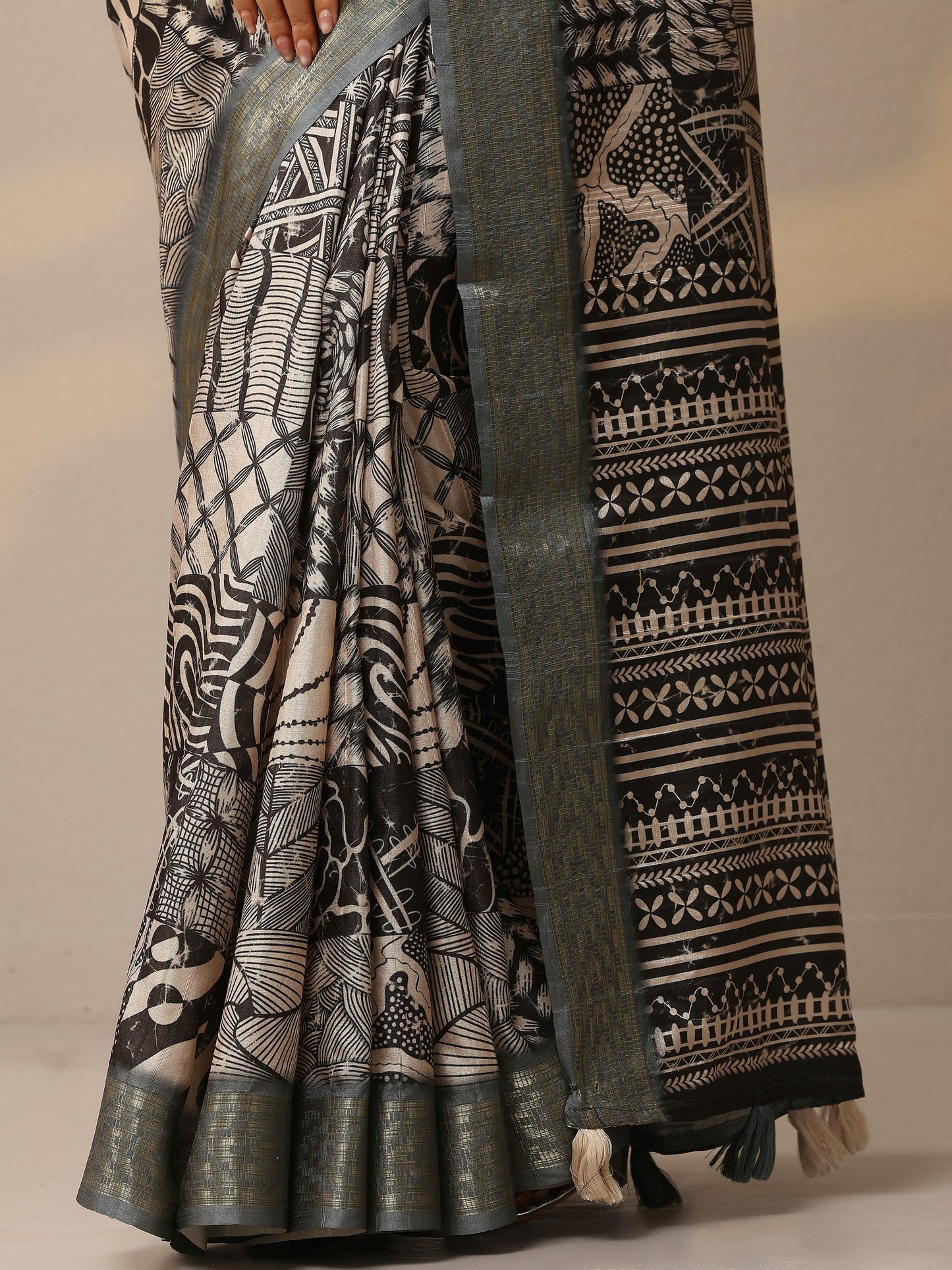 Grey Printed Silk Blend Sarees With Unstitched Blouse Piece