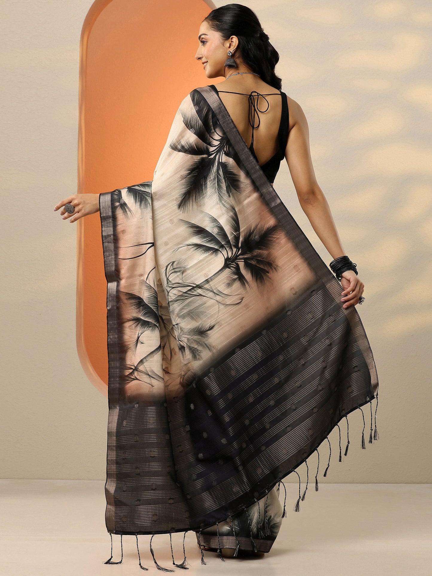 Beige Printed Silk Blend Saree With Unstitched Blouse Piece