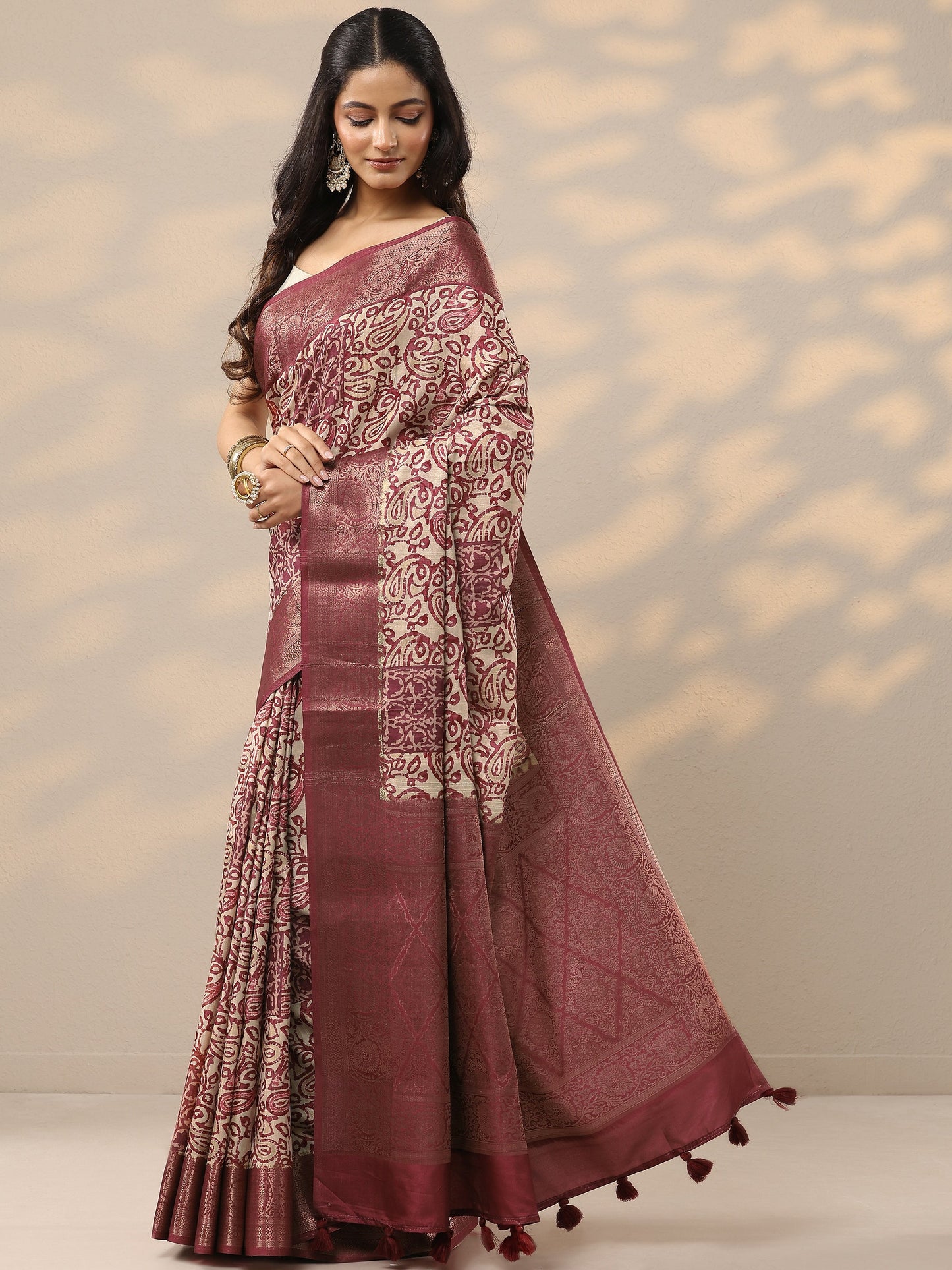 Brown Printed Silk Blend Saree With Unstitched Blouse Piece