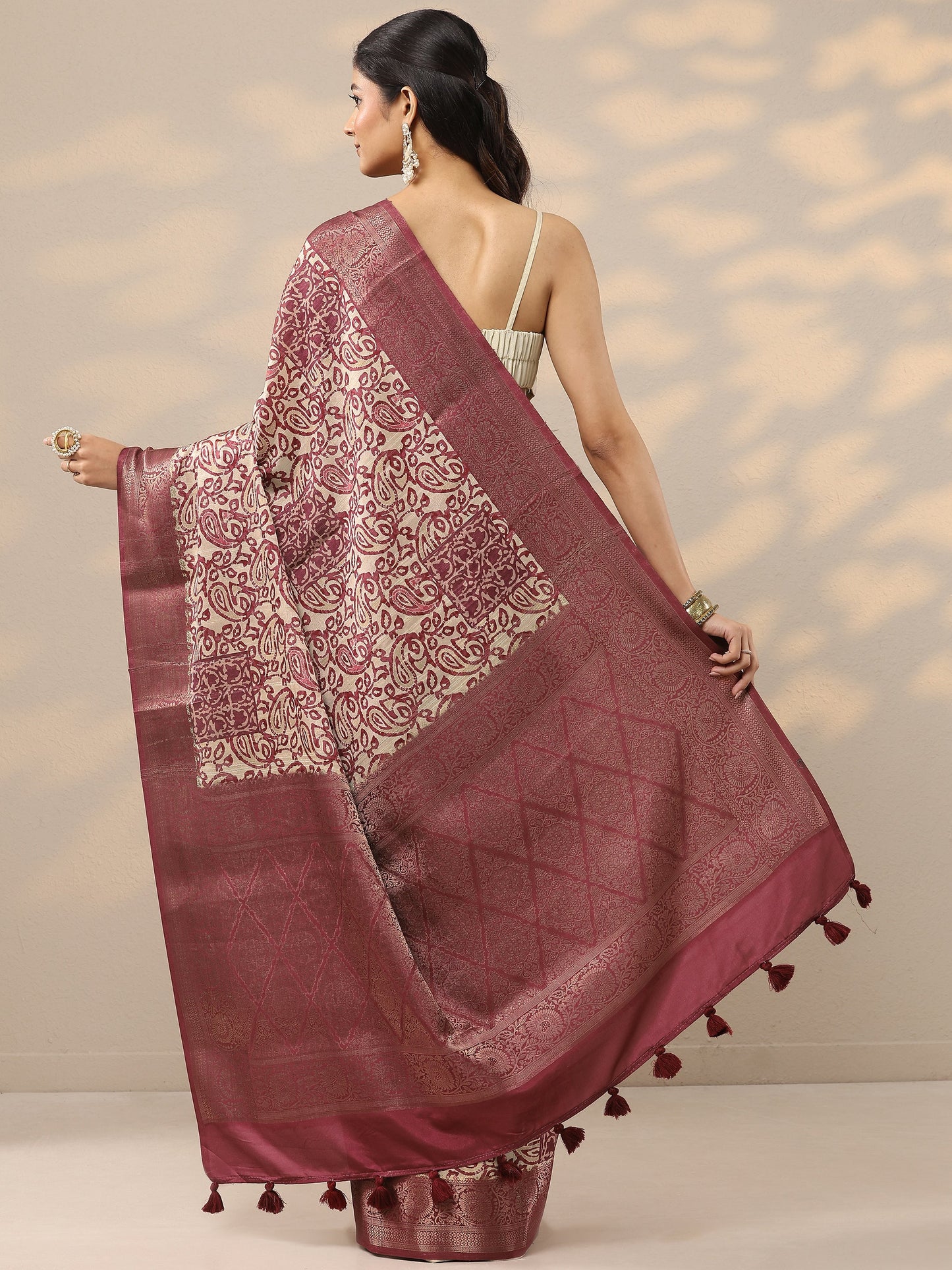Brown Printed Silk Blend Saree With Unstitched Blouse Piece