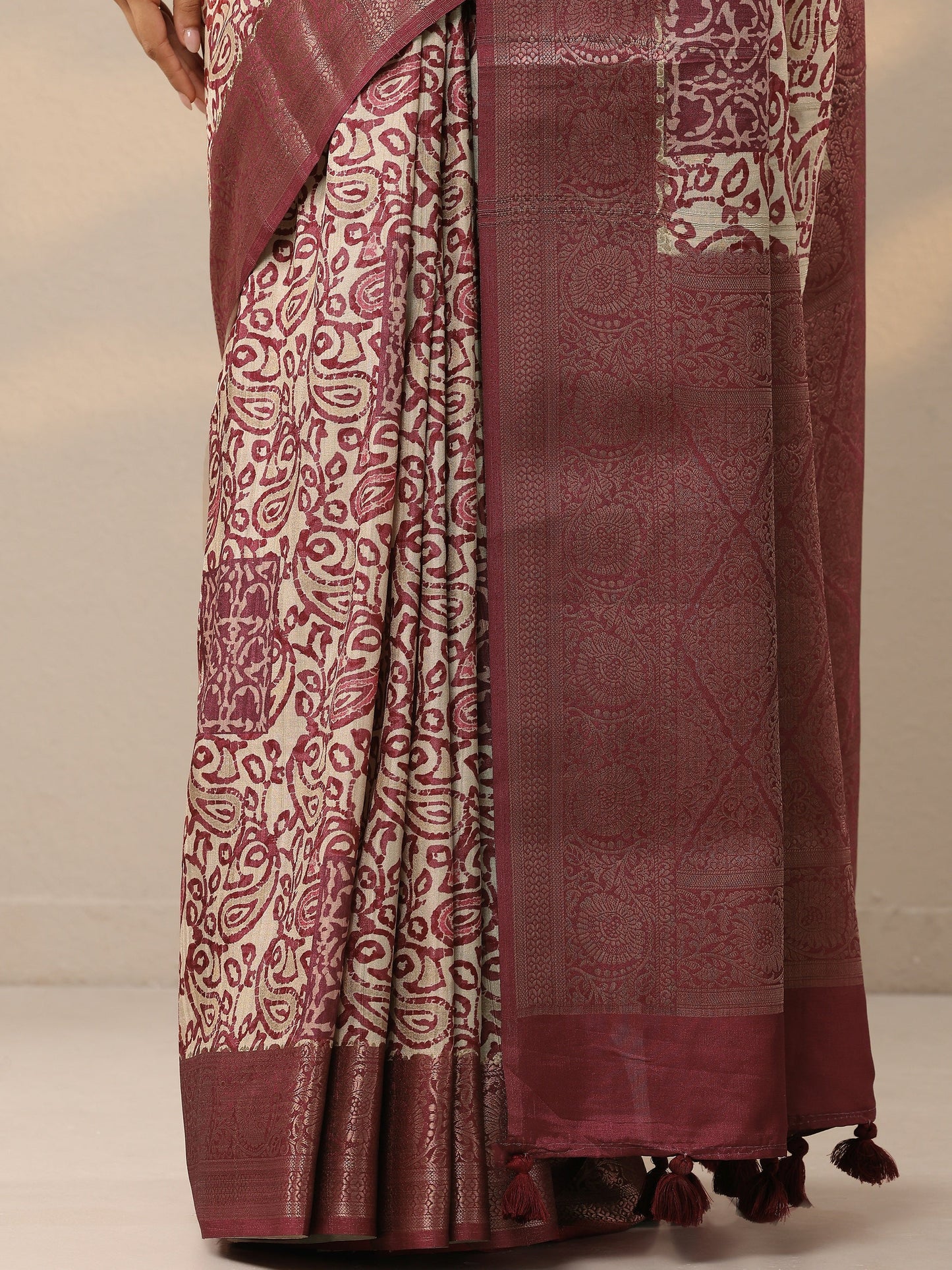 Brown Printed Silk Blend Saree With Unstitched Blouse Piece
