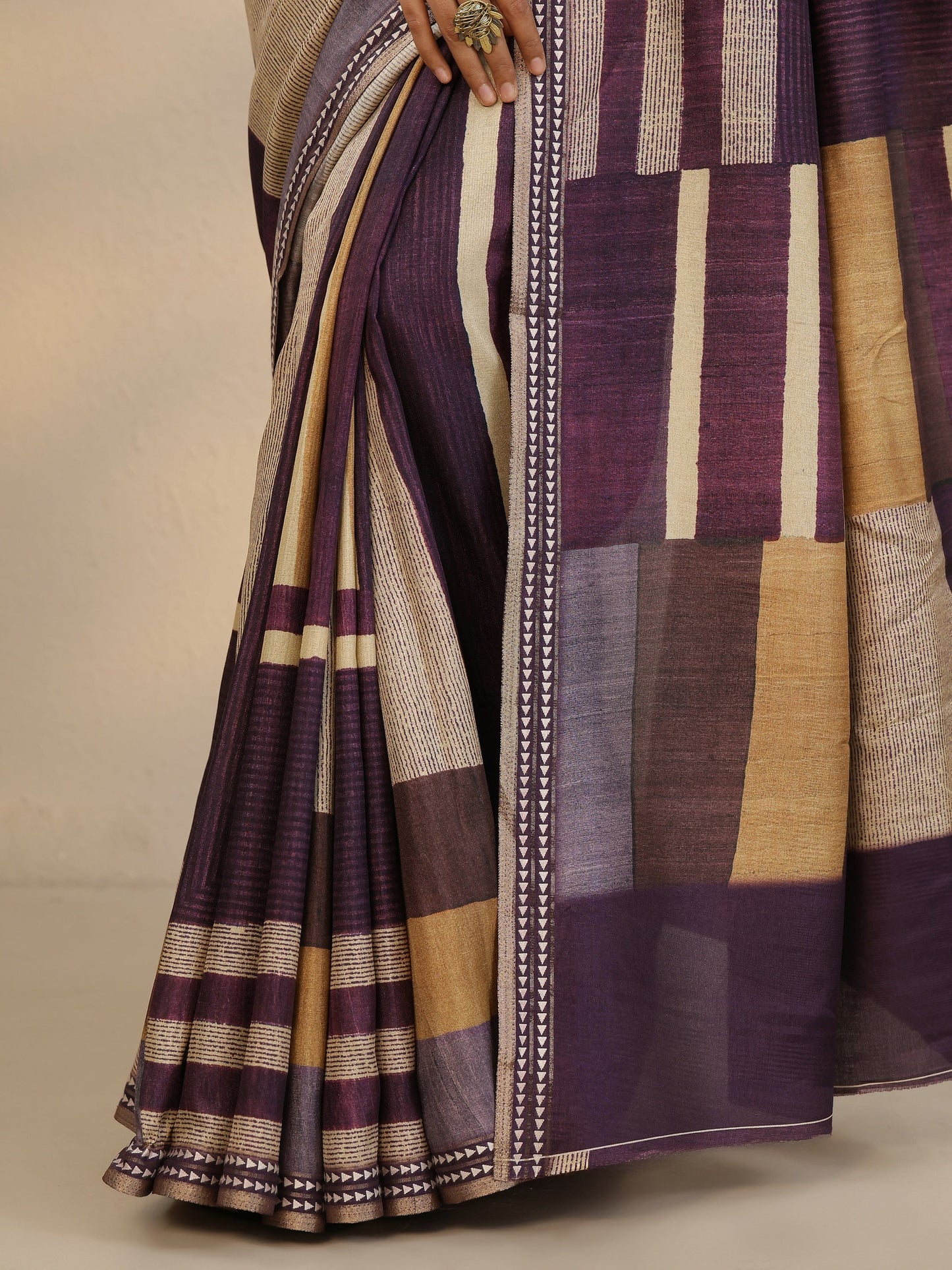 Purple Printed Silk Blend Saree With Unstitched Blouse Piece