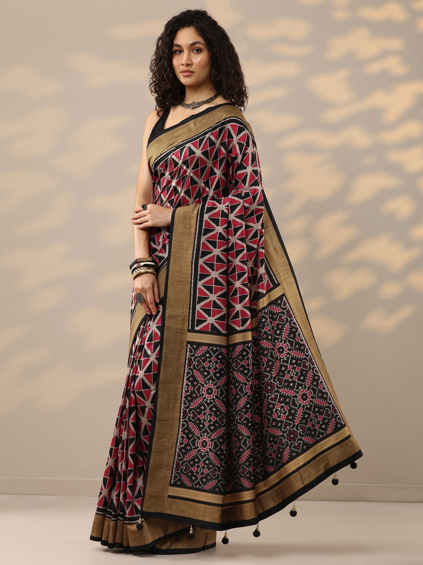 Red Printed Silk Blend Saree With Unstitched Blouse Piece