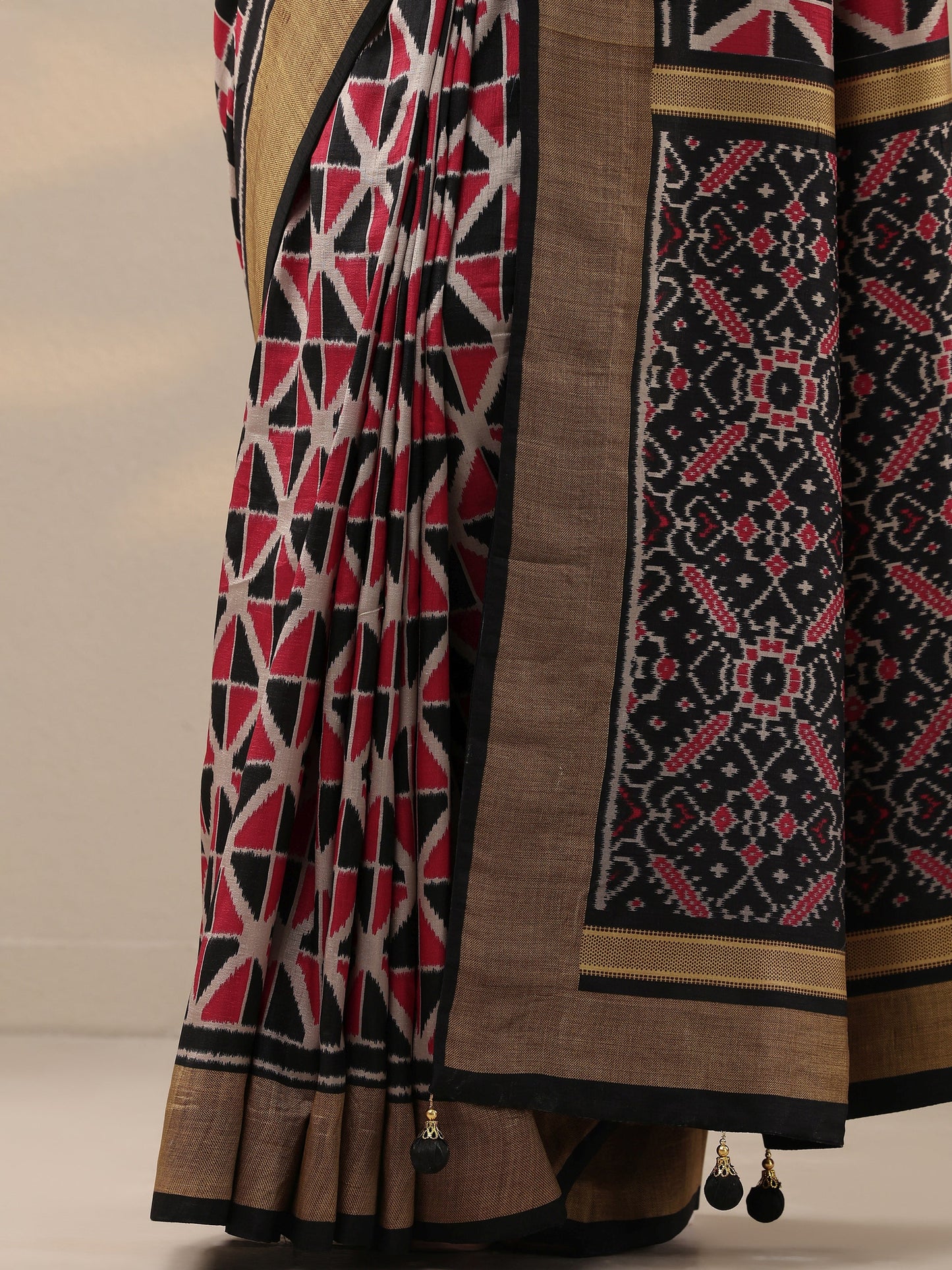 Red Printed Silk Blend Saree With Unstitched Blouse Piece