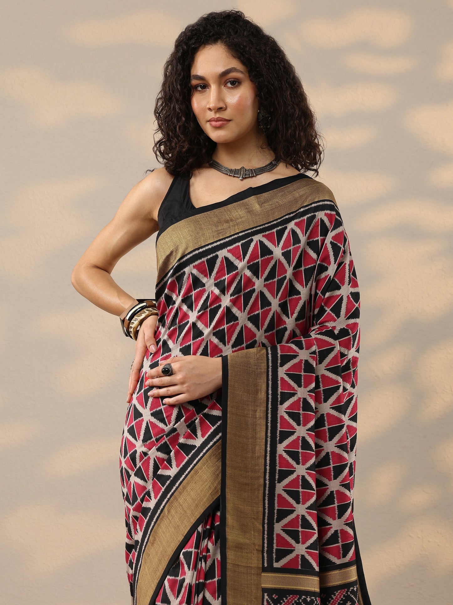 Red Printed Silk Blend Saree With Unstitched Blouse Piece