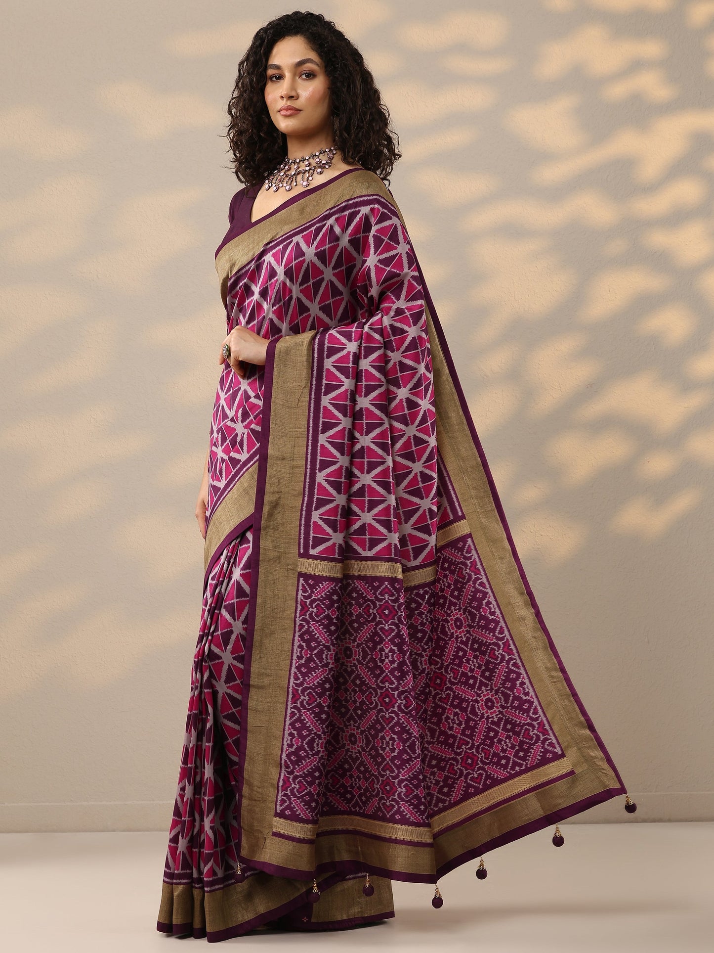 Magenta Printed Silk Blend Saree With Unstitched Blouse Piece