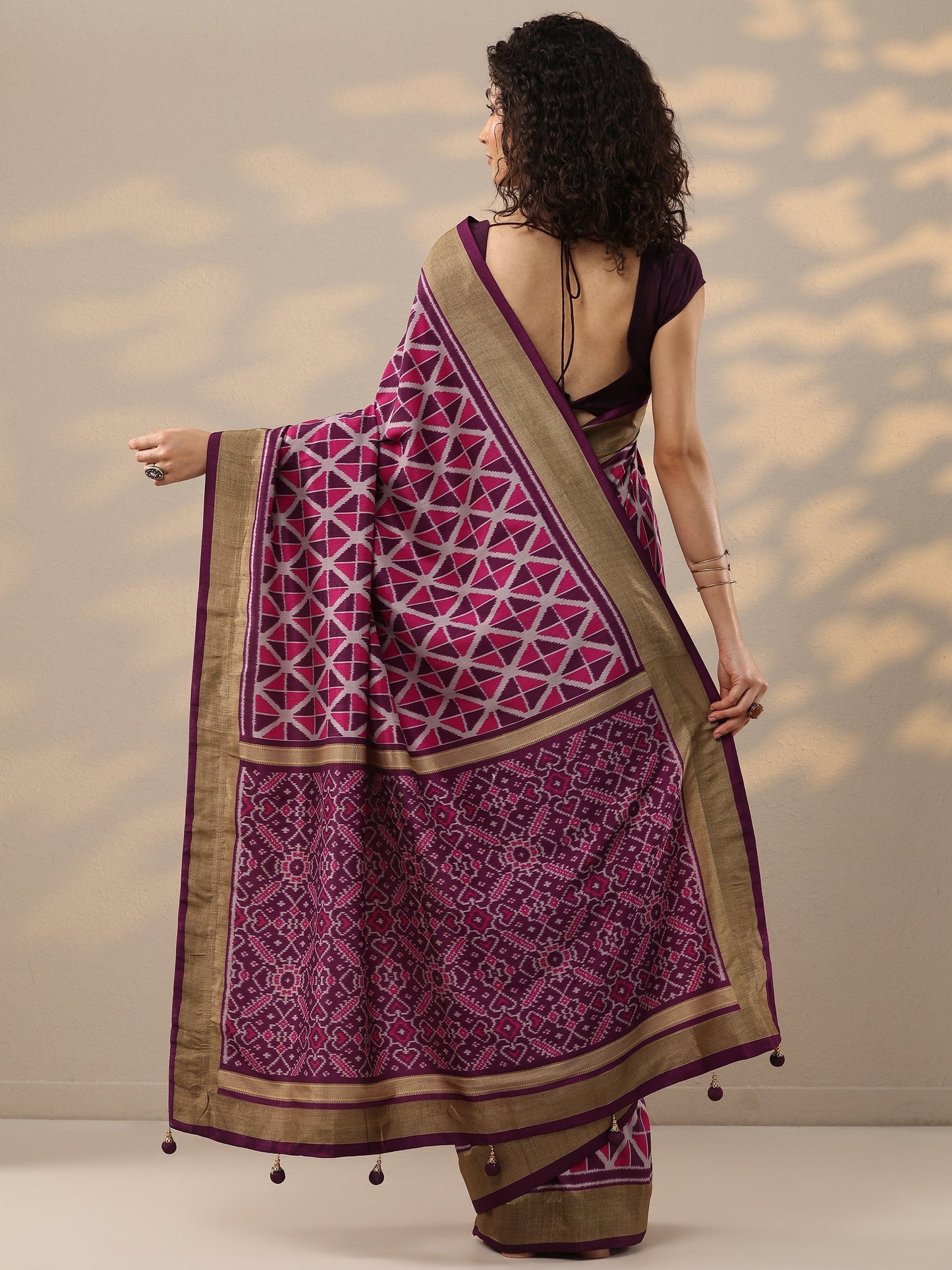 Magenta Printed Silk Blend Saree With Unstitched Blouse Piece