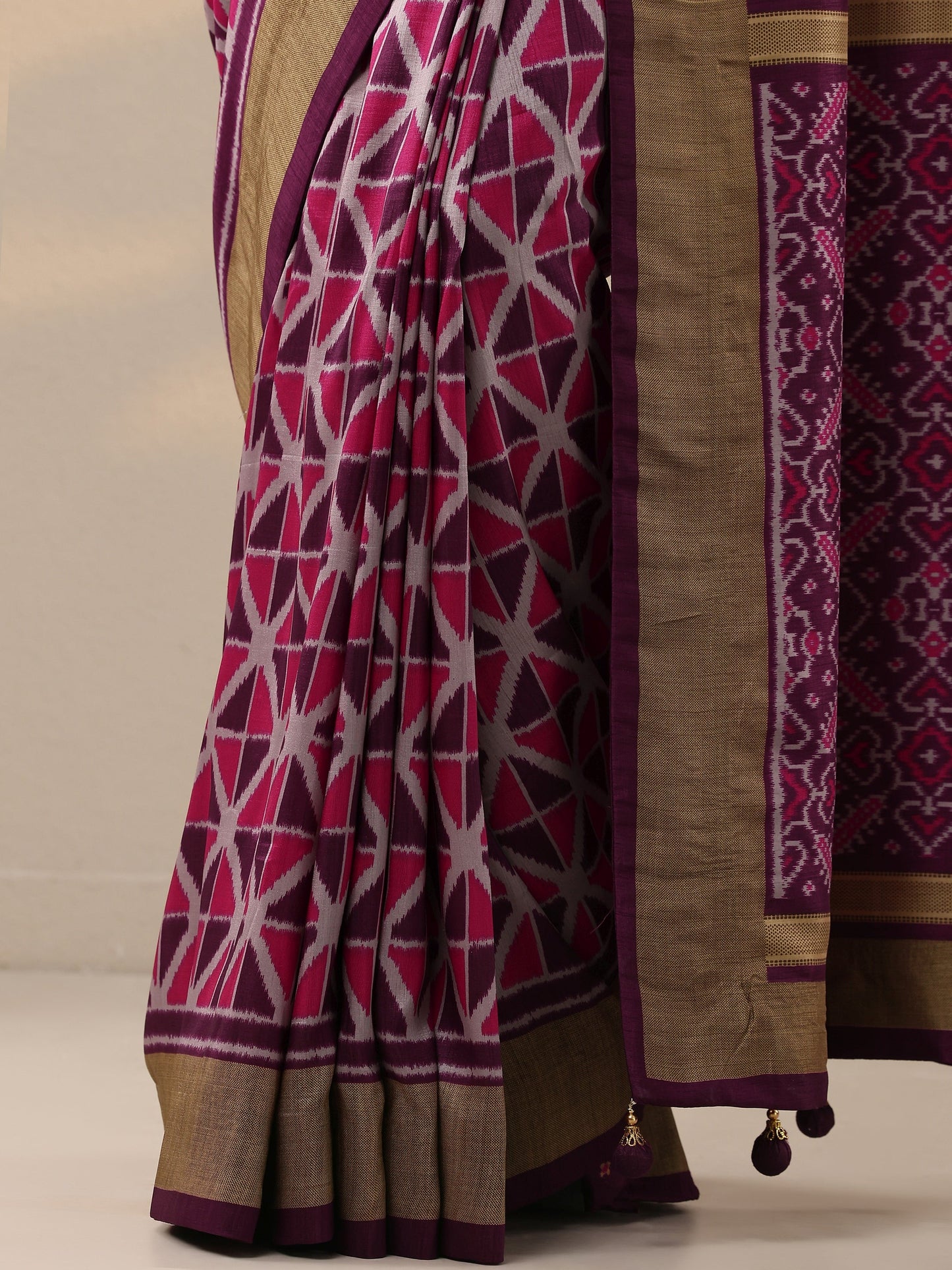 Magenta Printed Silk Blend Saree With Unstitched Blouse Piece