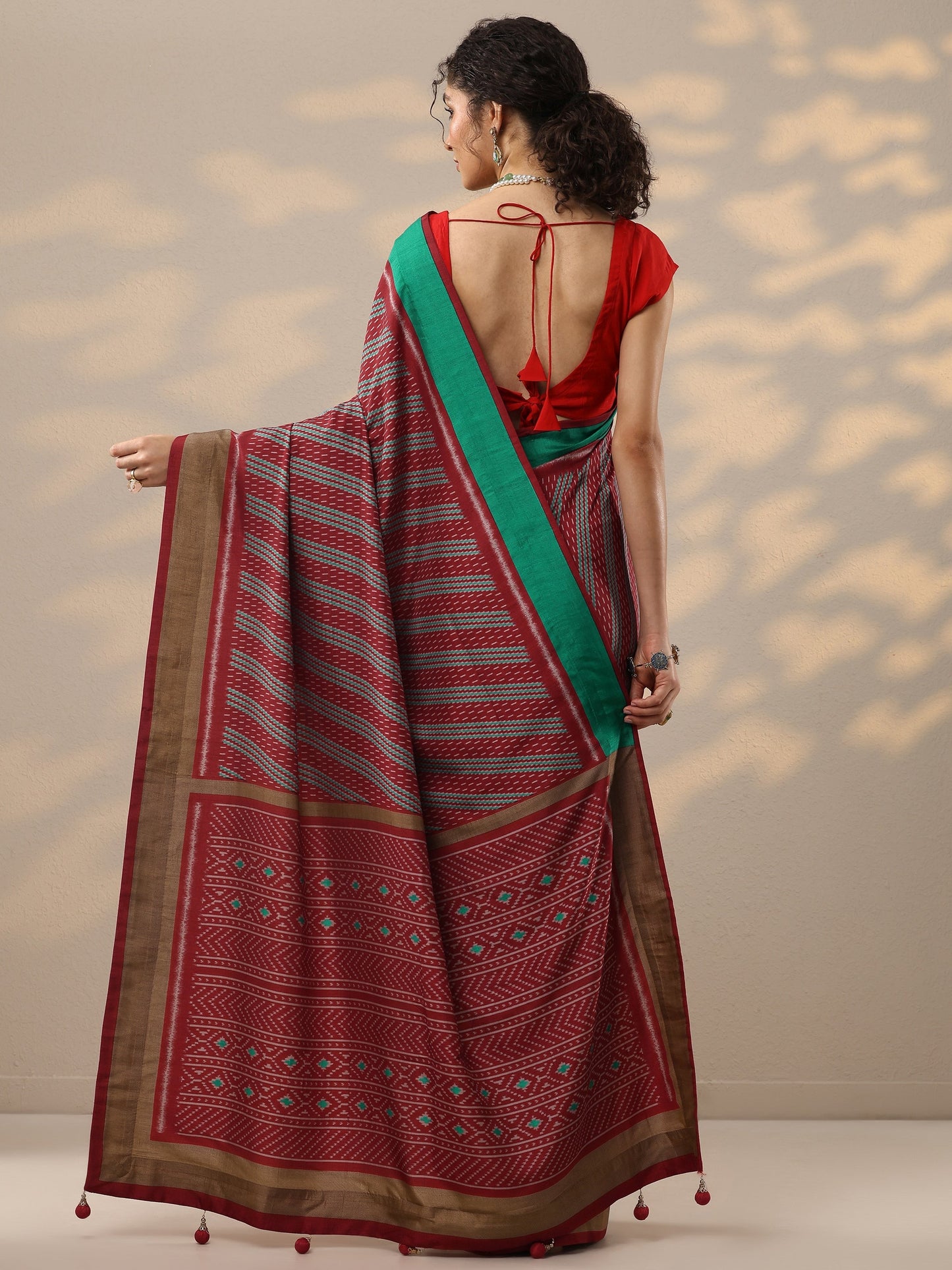 Red Printed Silk Blend Saree With Unstitched Blouse Piece