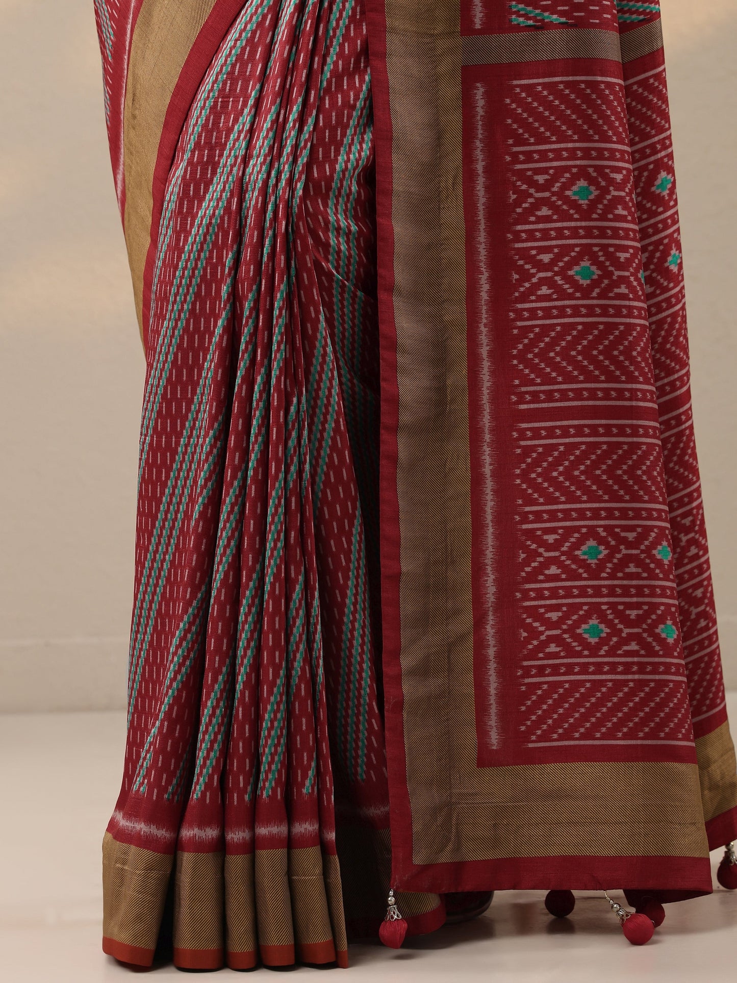 Red Printed Silk Blend Saree With Unstitched Blouse Piece