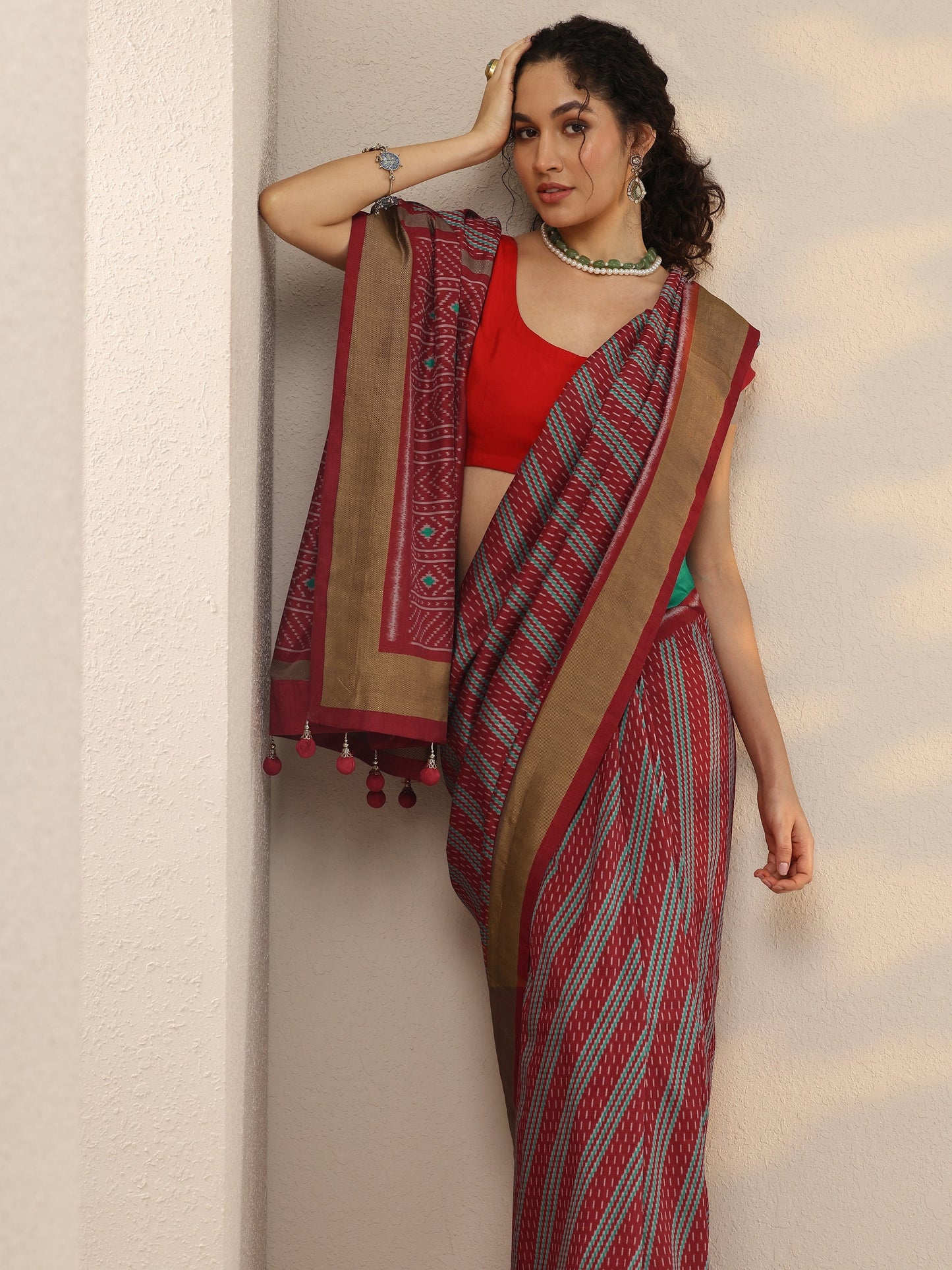Red Printed Silk Blend Saree With Unstitched Blouse Piece