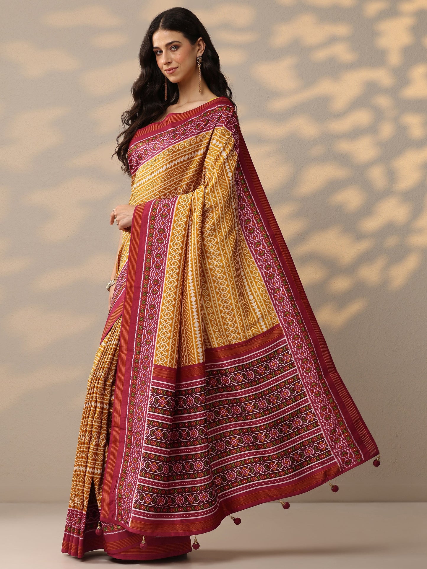 Mustard Printed Silk Blend Saree With Unstitched Blouse Piece