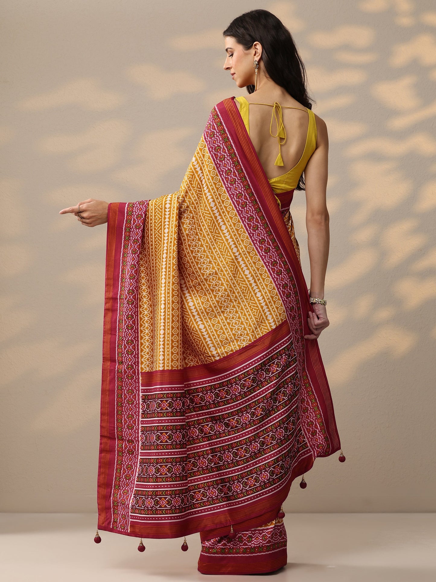 Mustard Printed Silk Blend Saree With Unstitched Blouse Piece