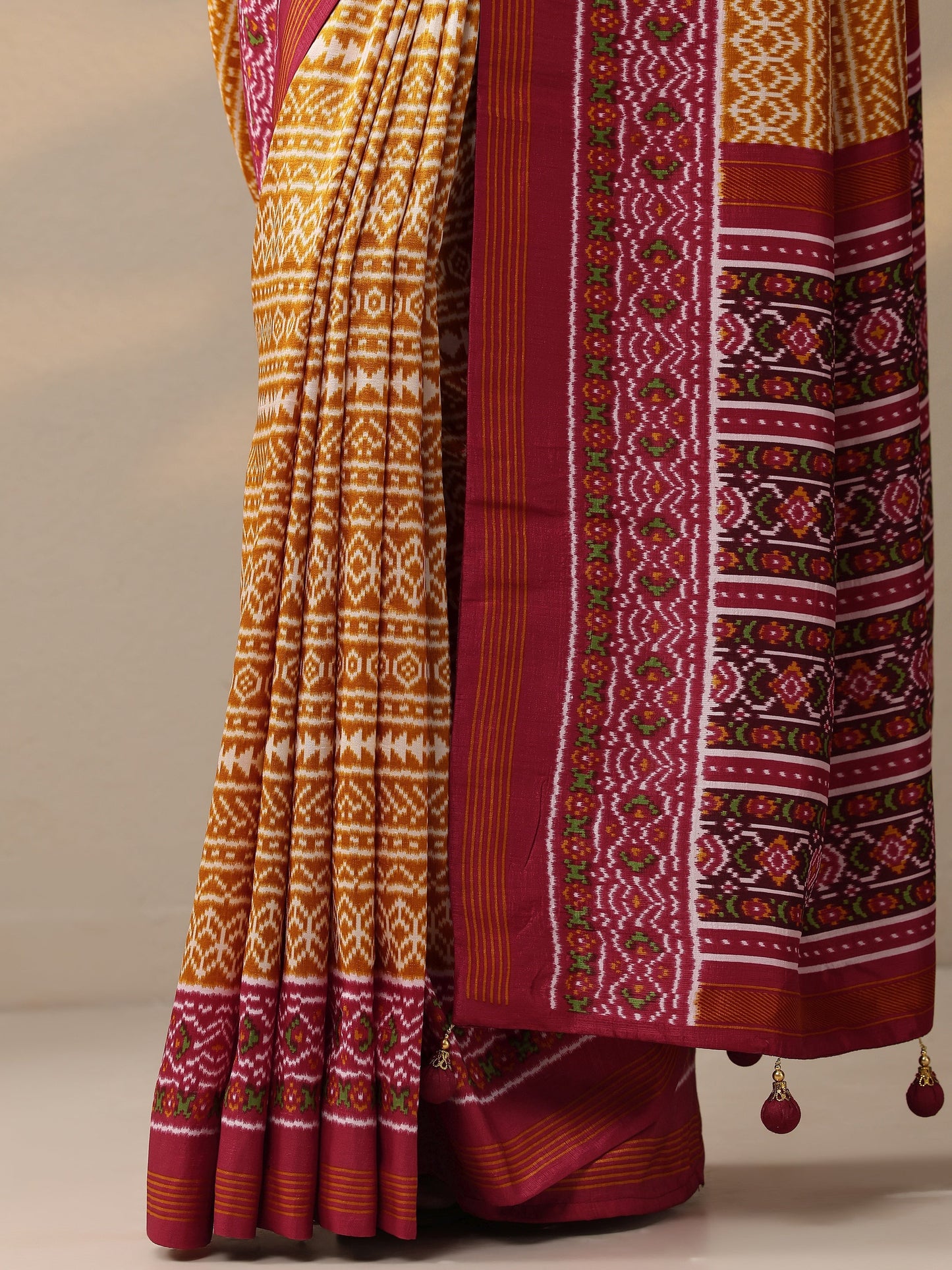 Mustard Printed Silk Blend Saree With Unstitched Blouse Piece