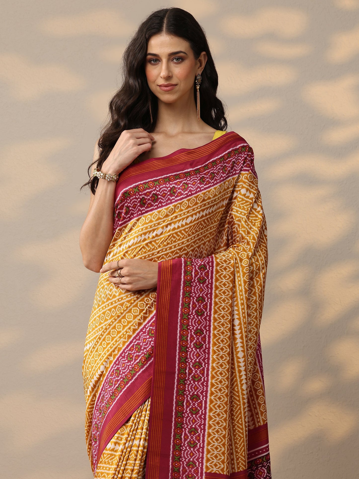 Mustard Printed Silk Blend Saree With Unstitched Blouse Piece