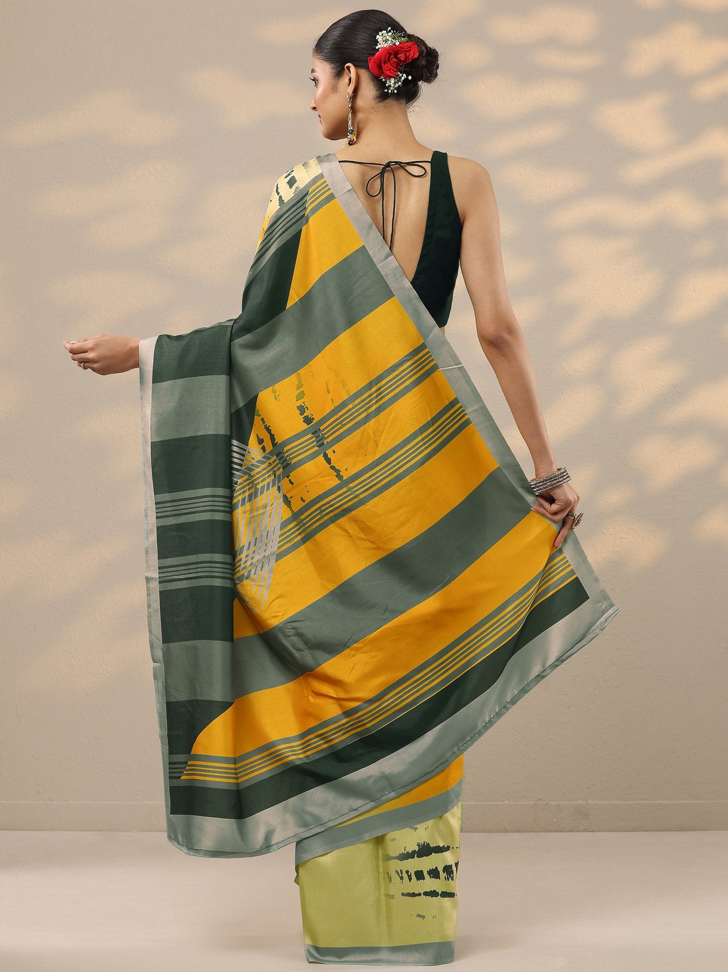 Mustard Printed Silk Blend Saree With Unstitched Blouse Piece