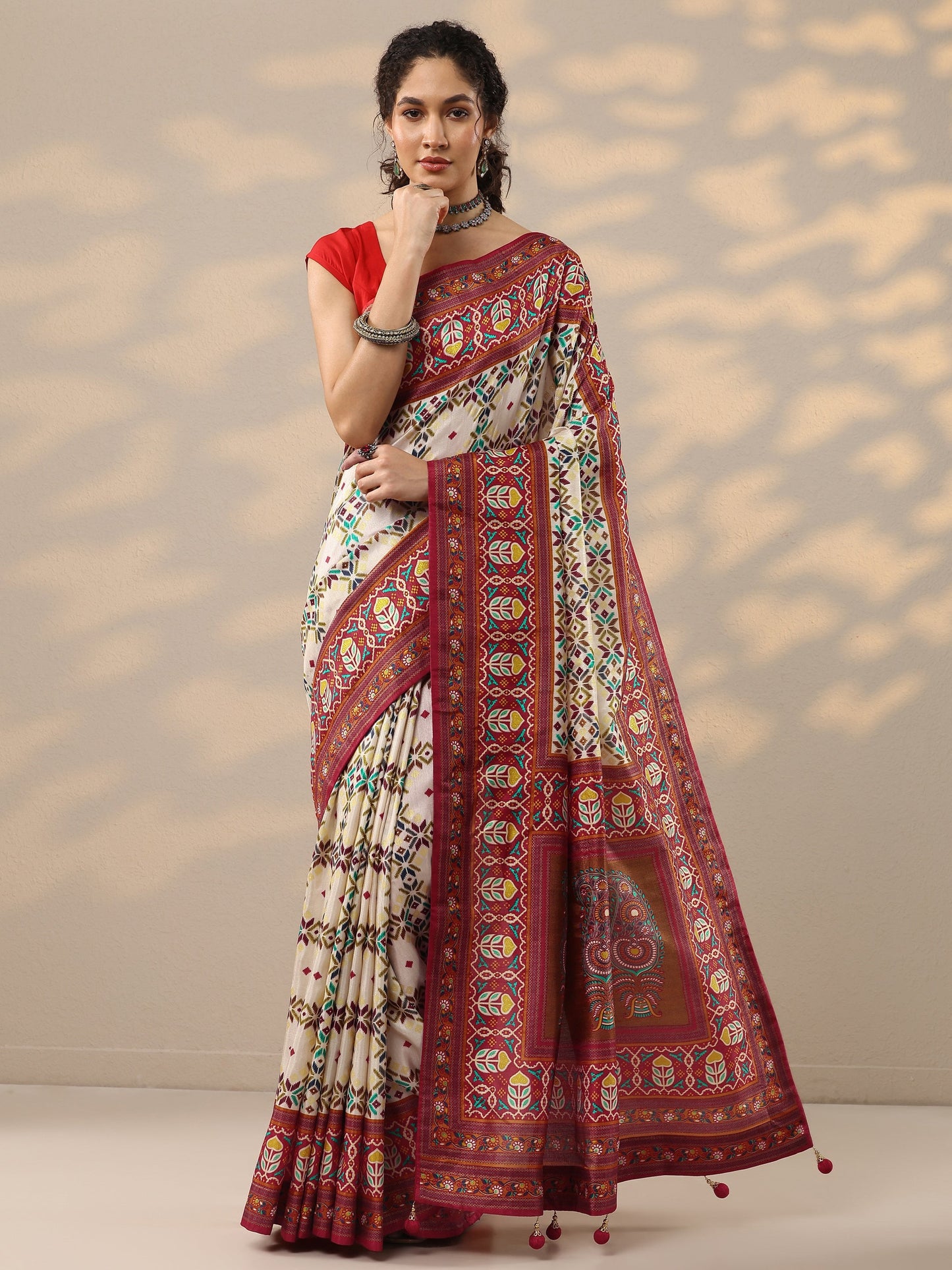 Beige Printed Silk Blend Saree With Unstitched Blouse Piece