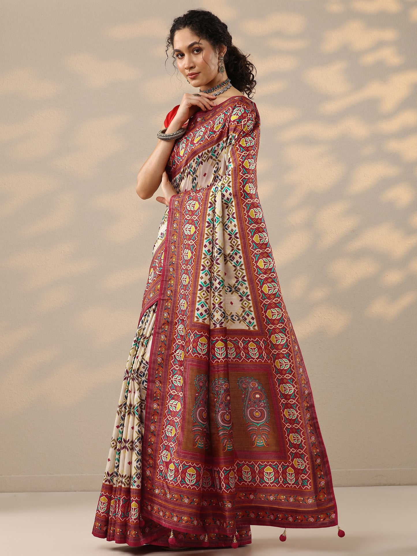 Beige Printed Silk Blend Saree With Unstitched Blouse Piece