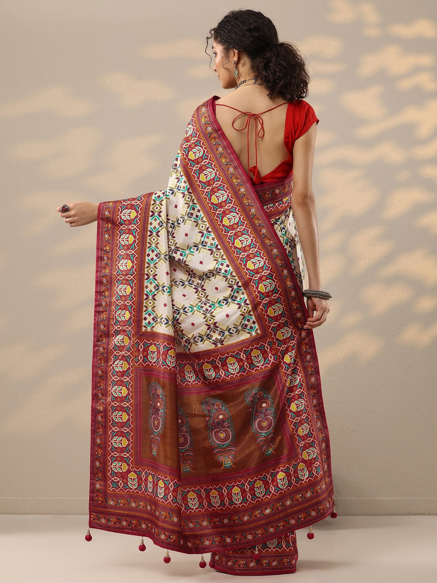 Beige Printed Silk Blend Saree With Unstitched Blouse Piece