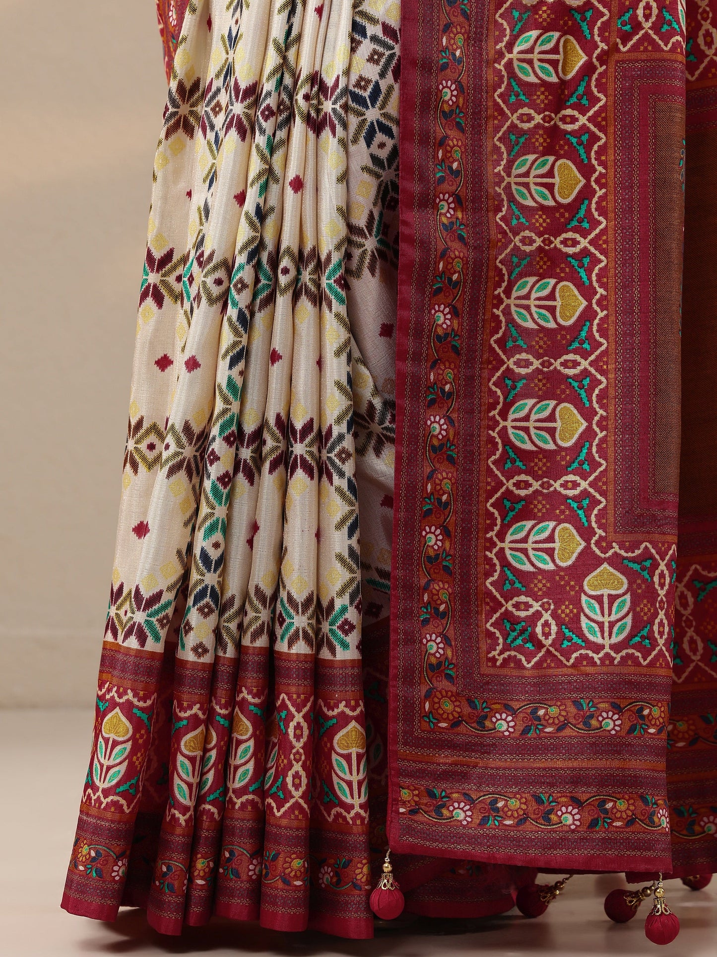 Beige Printed Silk Blend Saree With Unstitched Blouse Piece
