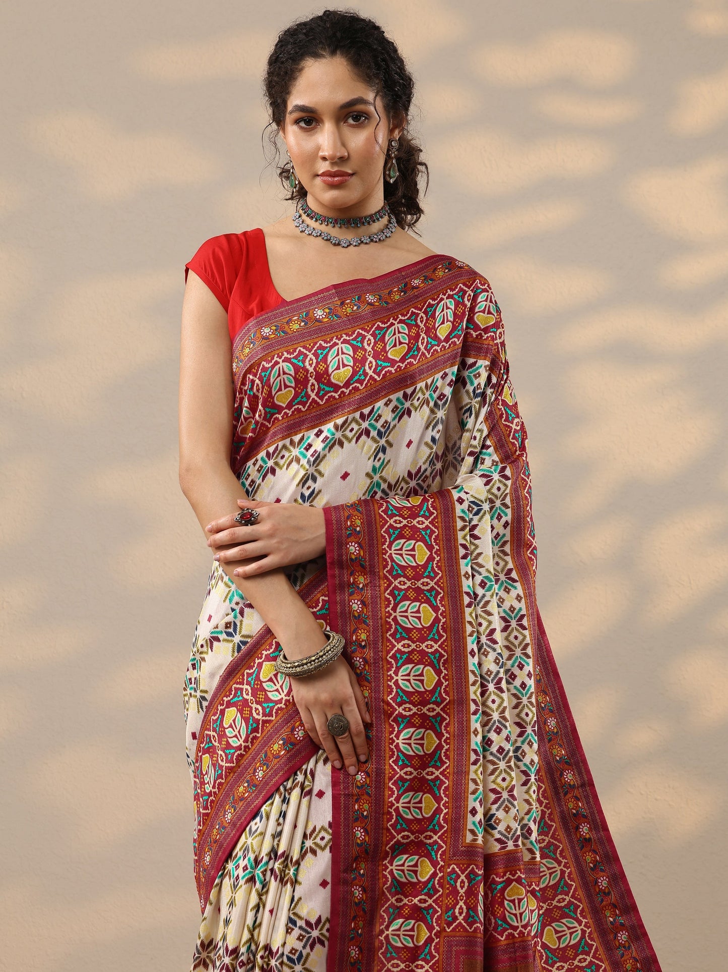 Beige Printed Silk Blend Saree With Unstitched Blouse Piece